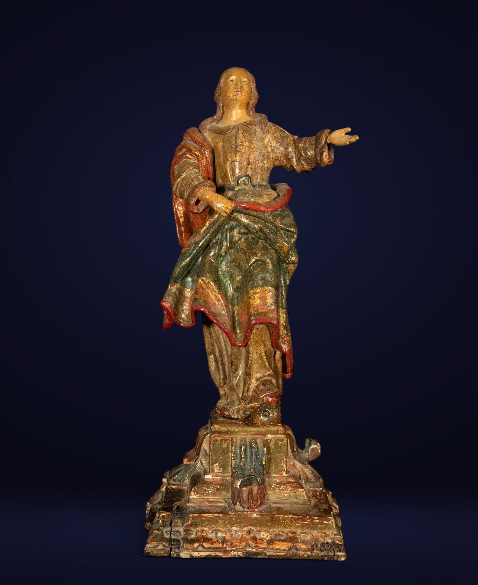 HISPANIC AMERICAN COLONIAL SCHOOL, PROBABLY MEXICO, 17TH-18TH CENTURIES - Praying Virgin: Carved, polychromed, and gilded wood. Dimensions: 58 x 22 x 15 cm. Sculpture in the round representing the Virgin Mary in a praying and intercessory pose. The figure stands on a molded base, wearing a