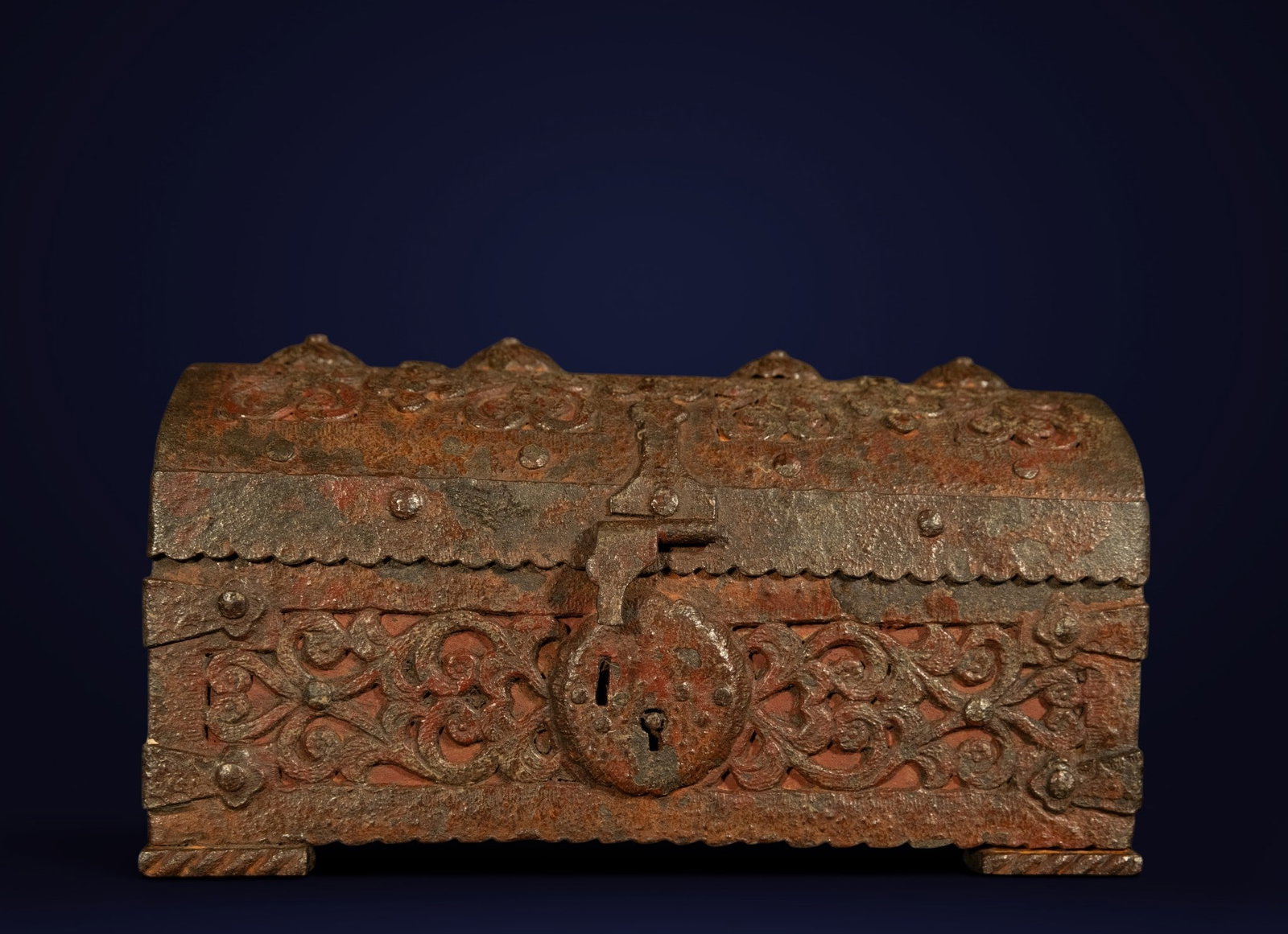 Mexican wrought iron chest with plant motifs, Mexico, 17th-18th century: Wrought iron with openwork. Dimensions: 22 x 11 cm. Small rectangular chest with a domed lid, made of wrought iron and decorated with intricate openwork and vegetal scrollwork. It features its origina
