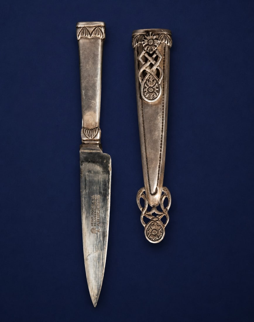Exceptional Argentine criollo knife in 925 silver, Argentina, 20th century: 925 sterling silver and steel. Signed Emilio Jorge Patarca. Argentina, 20th century. Length: 30 cm. Total weight: 256 g. Approximate silver weight: 180 g. Argentine criollo knife made of 925 sterling 