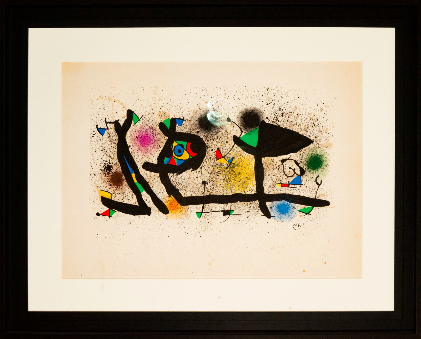 Abstract lithograph signed Miró, Spanish Surrealist School, 20th Century: Colored lithograph on paper, signed in the plate by Joan Miró. Dimensions: 74 x 50 cm; 102 x 80 cm with frame. An abstract composition of great visual dynamism, articulated by a network of gestural a