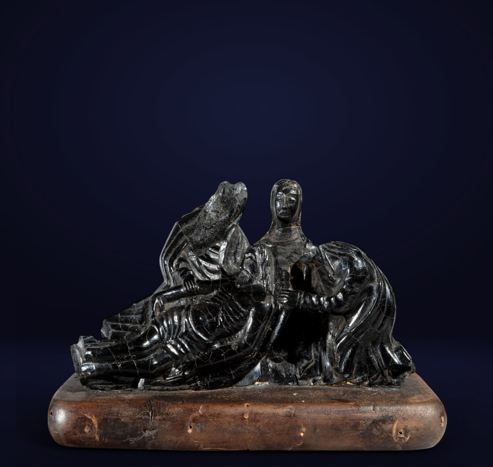 Galician School of the 15th century - Pietà carved in jet: Carved jet on a wooden base. Measurements: 14 x 11 x 21 cm.