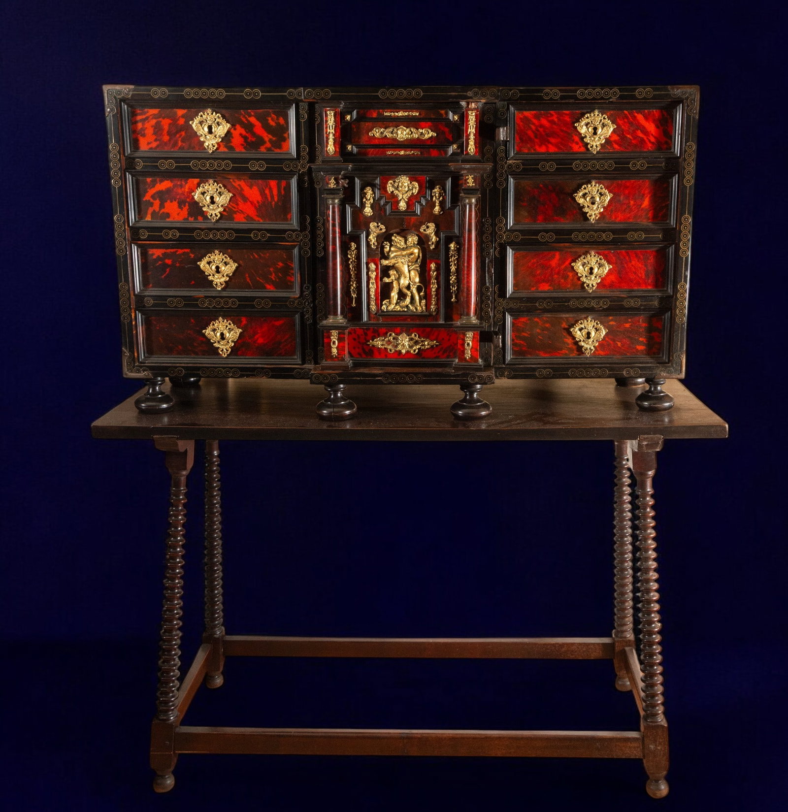 Spectacular 18th century chest of drawers with its architable: Walnut, bargueño: 64 cm x 11 cm x 36 cm, total: 146 cm x 124 cm x 43 cm.