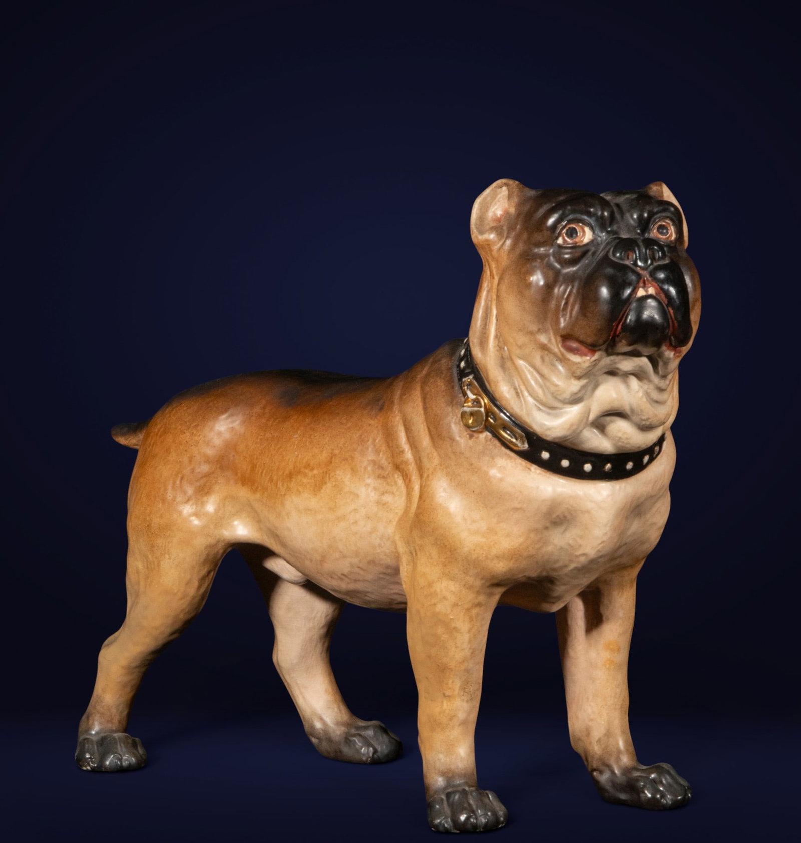 Decorative Pug in porcelain, Austrian manufacture Rostrand, early 20th century.: Polychrome ceramic dog figurine. Dimensions: 35 x 45 x 15 cm. Zoomorphic sculpture of a bulldog in an upright and alert position, with its head held high and a highly expressive, frontal gaze. The mod