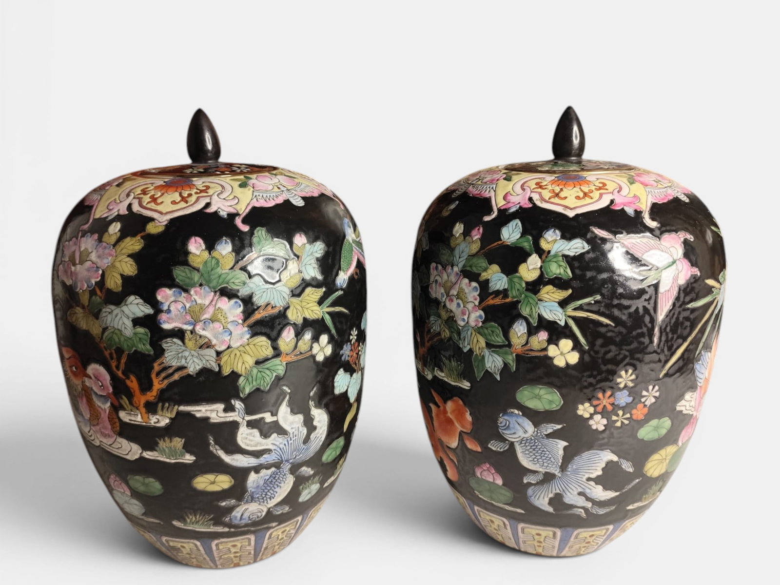 Pair of "Famille Noire" Vases, Guangxu brand but later: Made of hand-glazed porcelain, each measuring 32.4 x 22.6 cm, in good condition