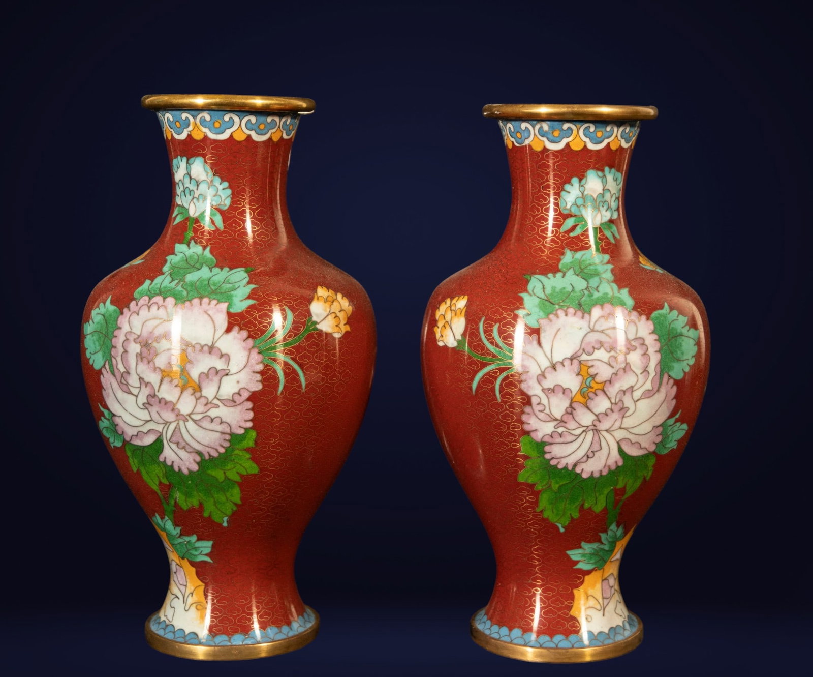 Pair of Chinese cloisonné vases, 20th century: 27 x 14 cm