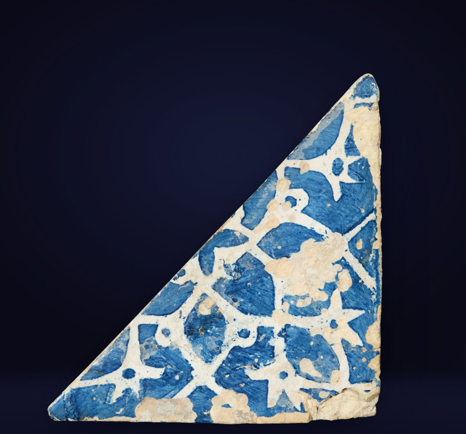 Triangular Gothic Tile Catalonia or Manises 15th century: 15 x 11 cm