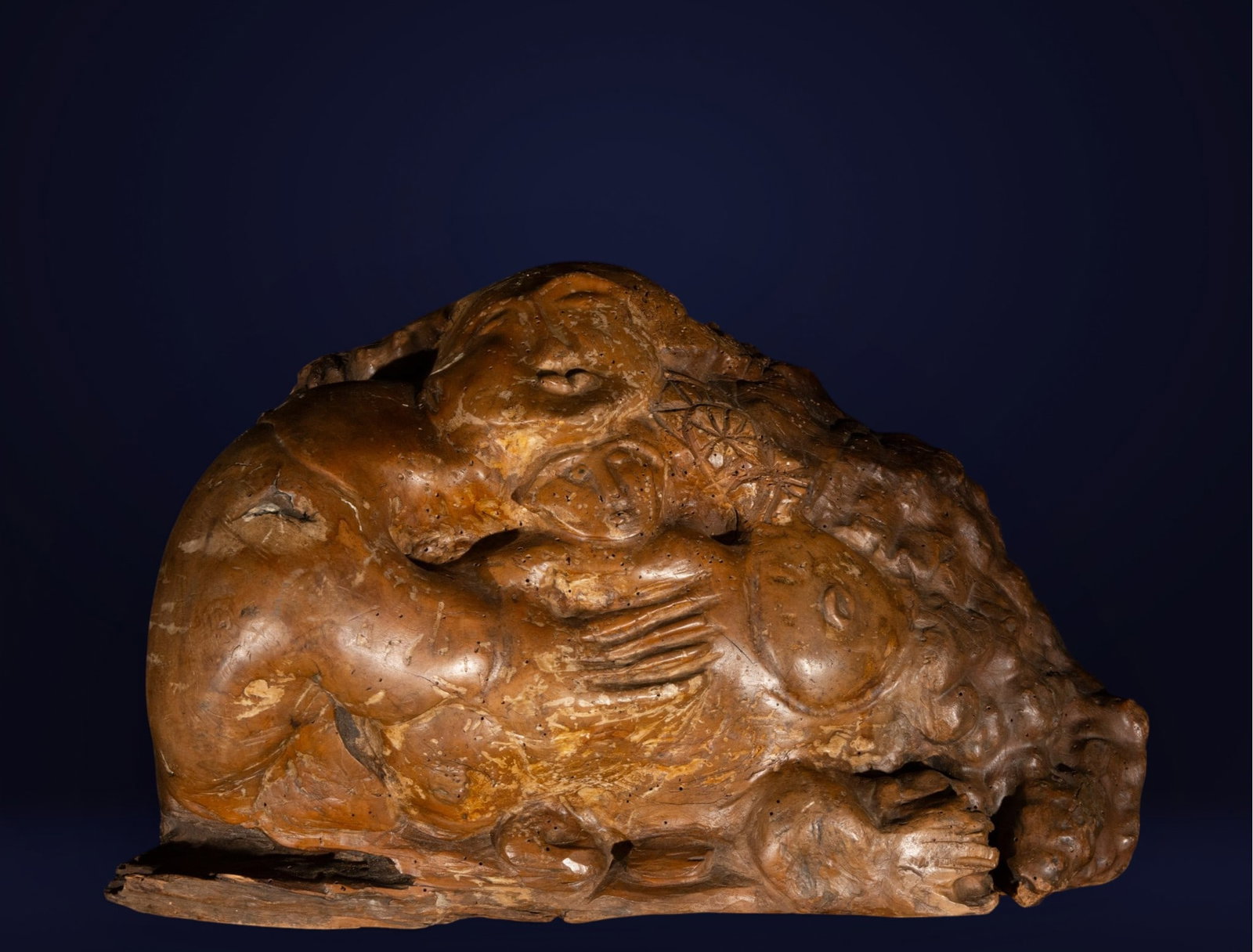 Carved tree trunk, Folk School, 19th century: Carved wood. Dimensions: 41 cm x 57 cm x 30 cm. Sculpture carved from a natural tree trunk, featuring organic forms and fantastical figures in relief, with a distinctly expressive and handcrafted char