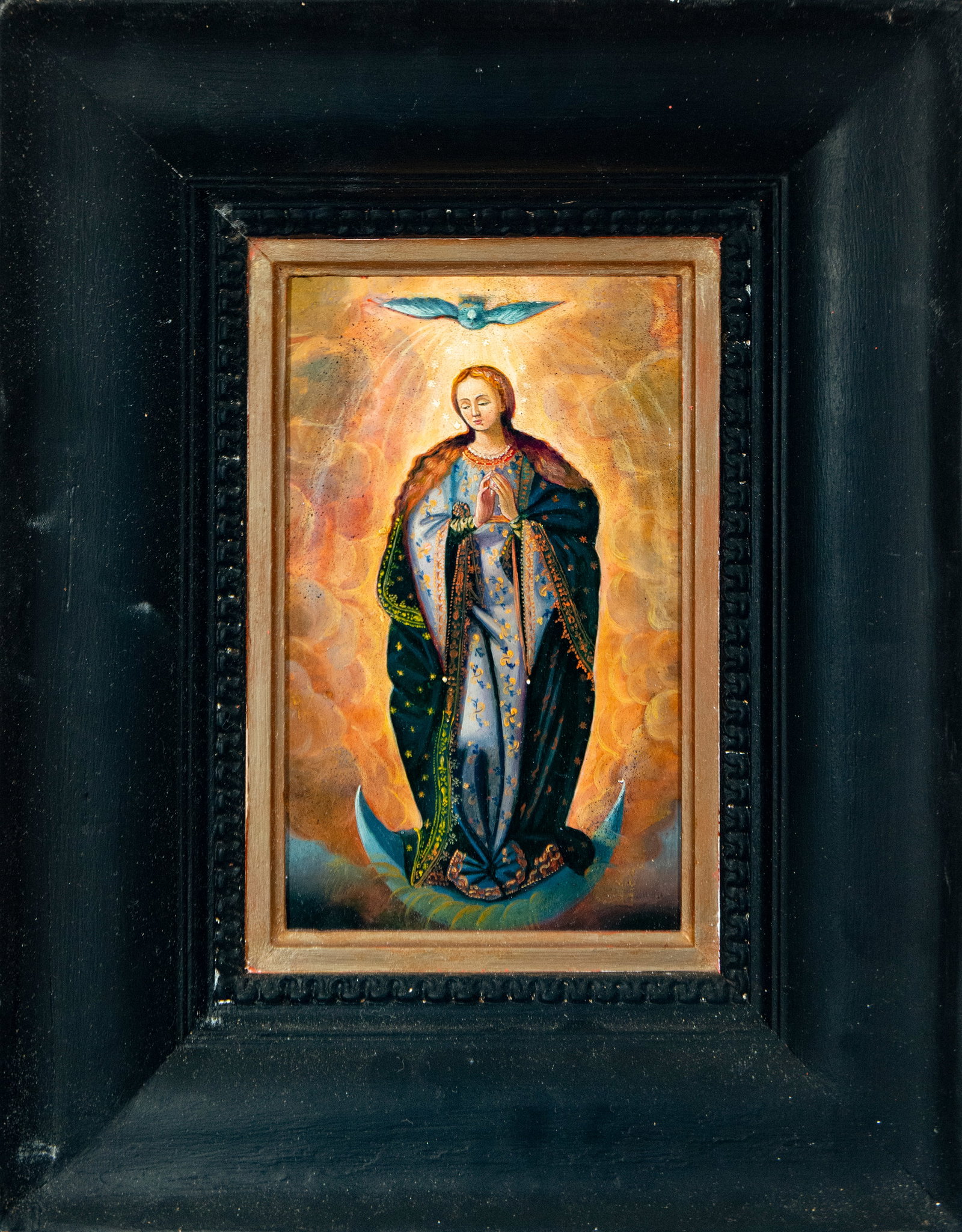 Immaculate Conception. Hispanic American School. 18th-19th Centuries: Oil on panel. Dimensions without frame: 27 x 17 cm. Dimensions with frame: 44 x 34 cm. The Virgin appears praying upon the crescent moon, enveloped in a golden radiance and crowned by the dove of the 