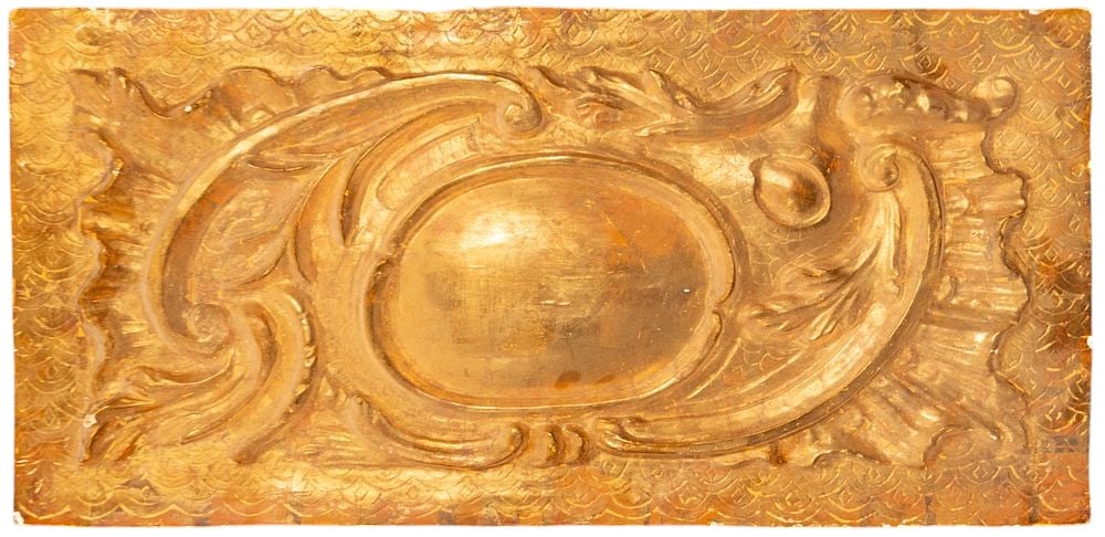 Baroque wall sconce in gilded wood - 17th century: Carved and gilded wood. Dimensions without frame: 80 x 38 cm. Rectangular cartouche decorated with a large central oval, scrolls, fleshy leaves, and a fantastical mask. The deep carving, gilding, and 
