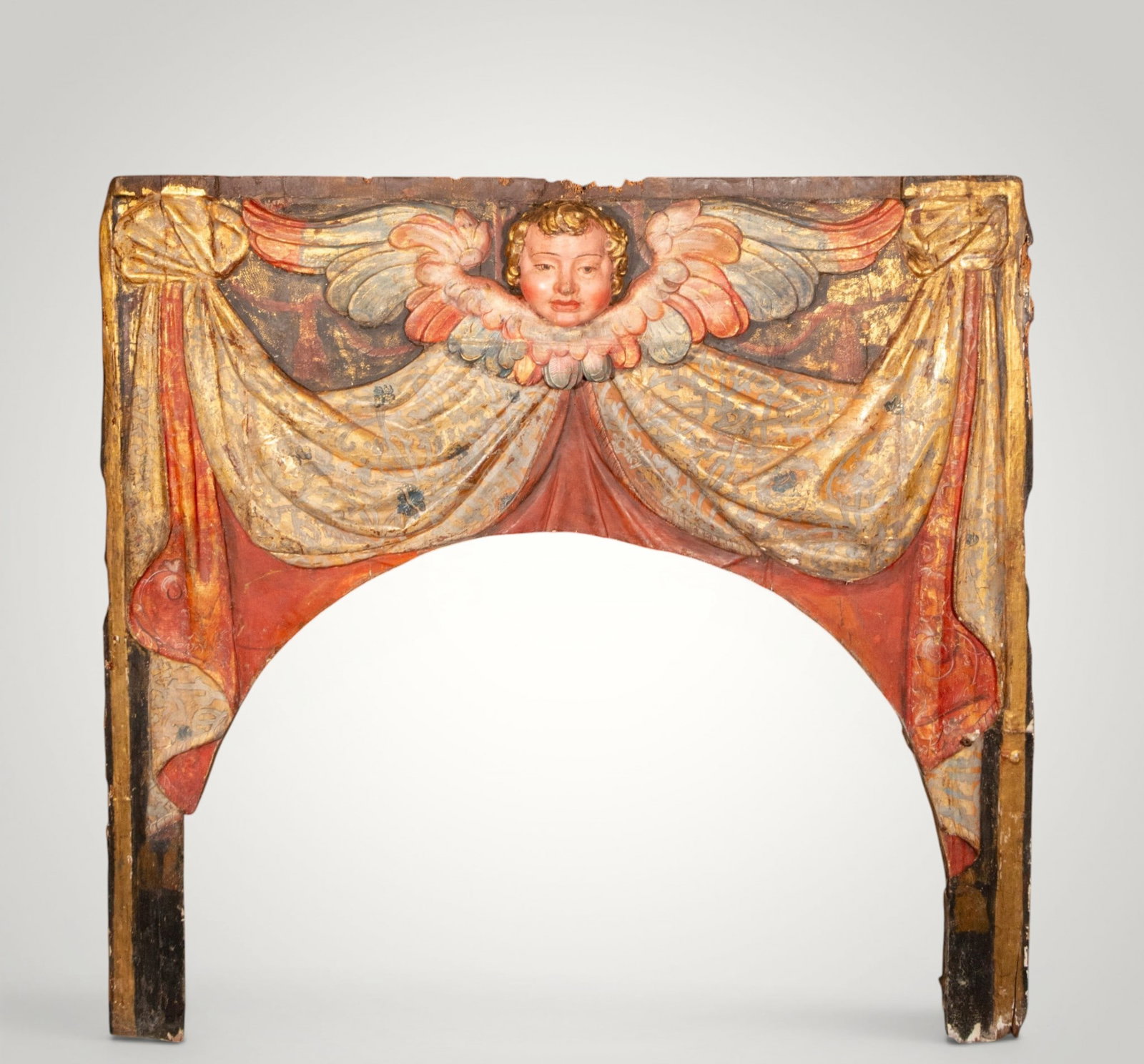 Renaissance altar frontal with angel's head. Portuguese School - 16th Century: Carved, polychromed, and gilded wood. Dimensions: 142 x 145 cm. Large-format architectural element with a central arch, simulated drapery, and a winged head at the top. The polychromy, gilding, and th