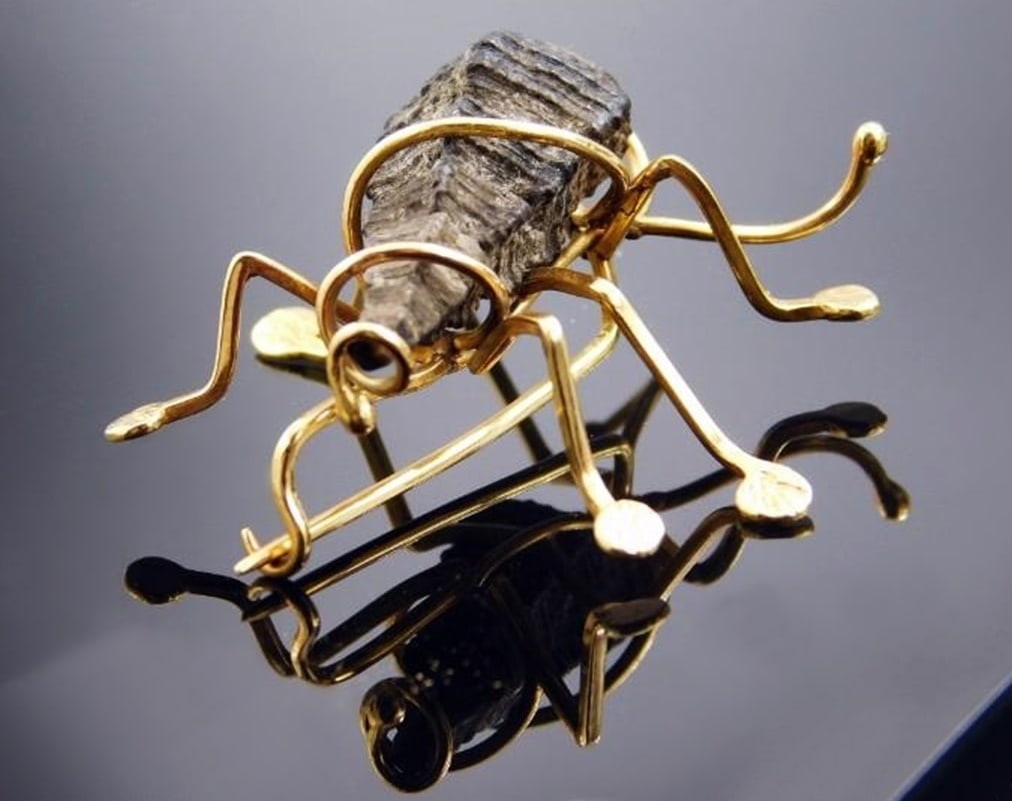 18-karat yellow gold brooch with natural fossil – Andrea Morpurgo, 1990: Vintage designer brooch, a unique piece created in 1990 by the artist and goldsmith Andrea Morpurgo (Rome, 1960). The design is in the shape of an arachnid, handcrafted in 18-karat yellow gold and inc