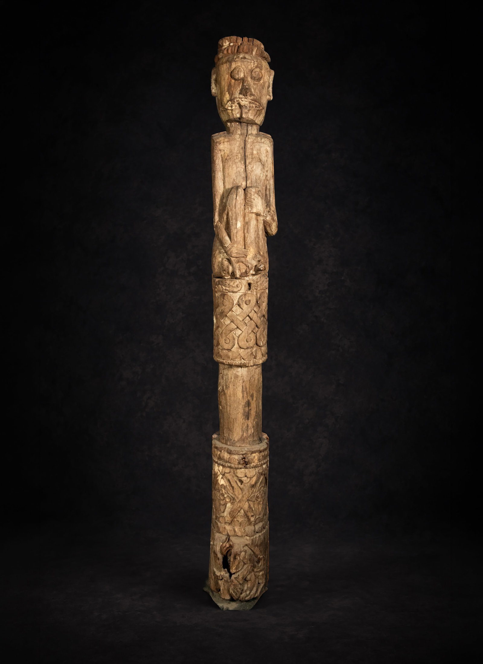 Magnificent Great Tribal Pole Oceania Dayak Indonesia - 19th Century: Culture/Scope: Indonesia - Material: Carved Wood - Dimensions: 160 x 20 x 19 cm - Description - This Dayak funerary post belongs to the realm of Indonesian artistic traditions, where wood carving and 