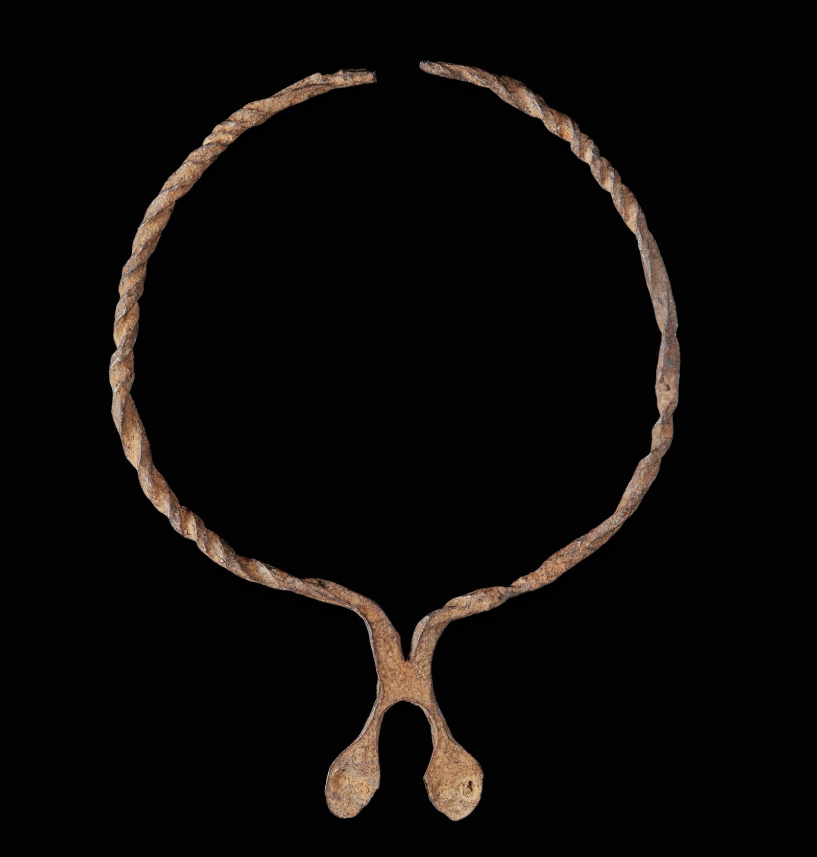Iron torque, Senufo, Ivory Coast, 19th-20th centuries: Wrought iron. Measurements: Approximately 24 cm in diameter. Torch-type body ornament made of wrought iron, with an open circular structure and a simple design, linked to the Senufo metalworking tradi