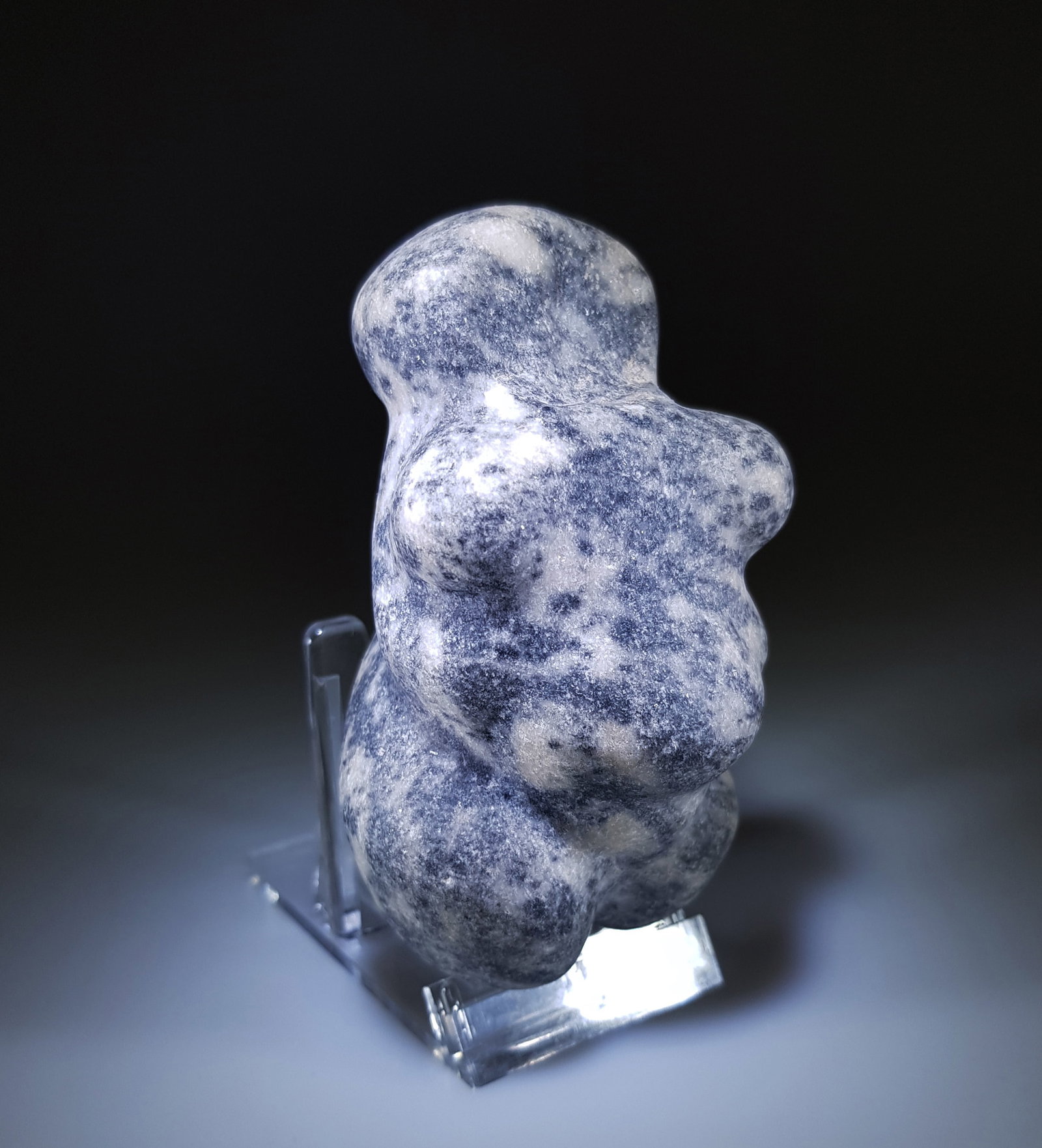 Neolithic steatopygic female figure in marble, Mediterranean region, c. 5000–3000 BC: Dark gray matte marble with small brown veins and inclusions. Dimensions: approximately 9.8 cm high × 6.3 cm wide × 3.2 cm deep. Weight: approximately 260 g. Neolithic female figurine of the steatop