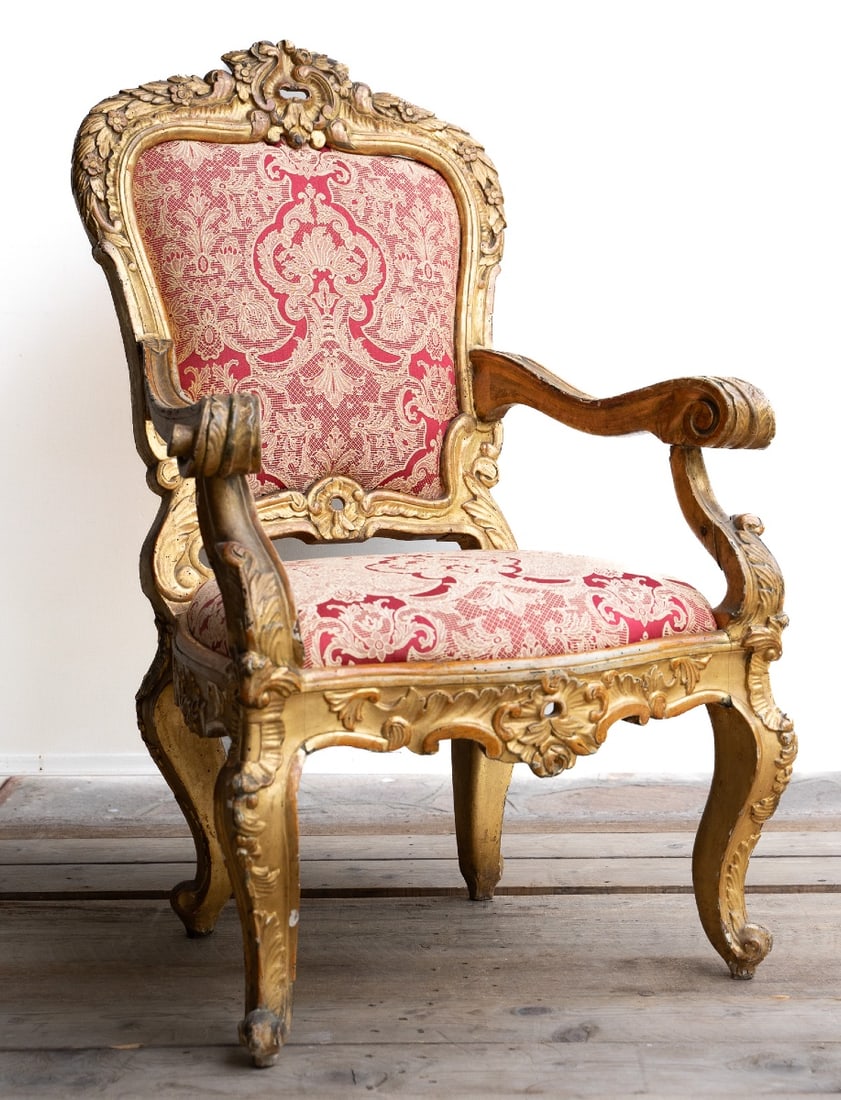 Roman Baroque armchair in carved and gilded wood, late 17th century: Carved and gilded wood, with renewed upholstery. Dimensions: 80 × 70 × 120 cm; seat height: 40 cm. Elegant Baroque armchair from the late 17th century, representative of the Roman tradition of the p