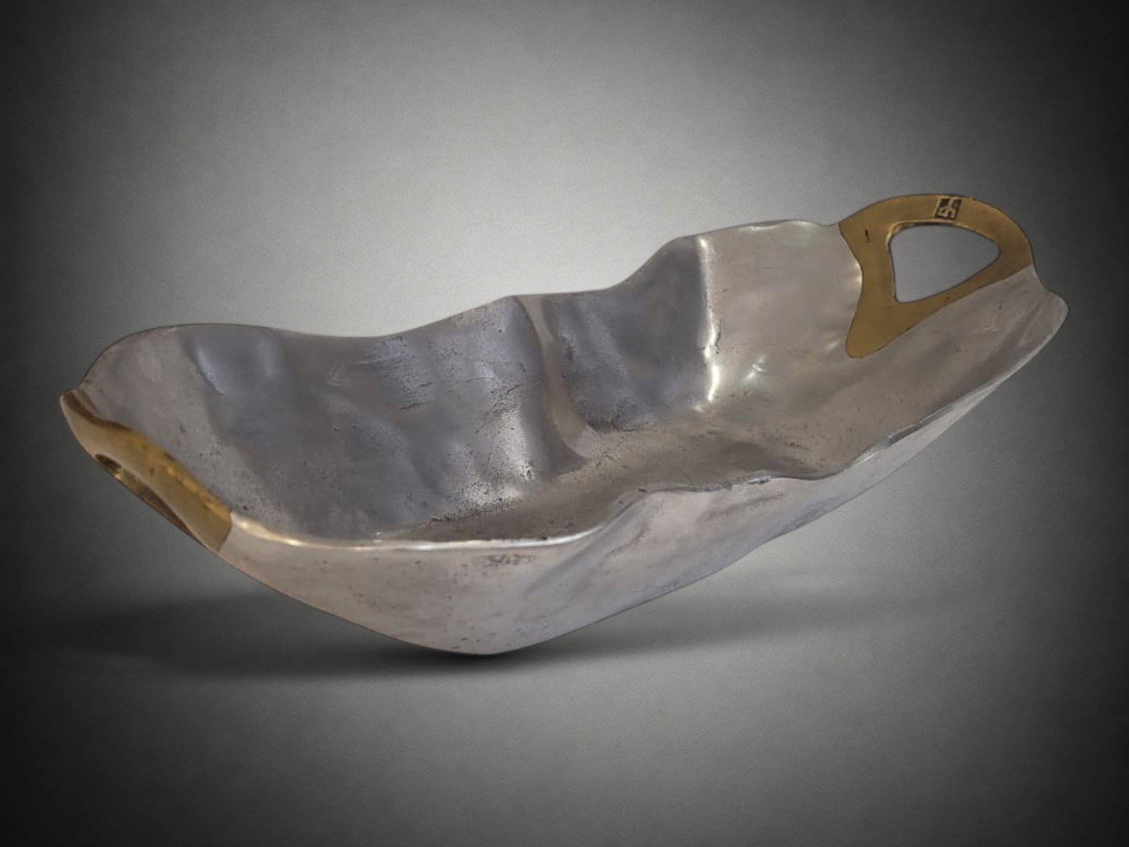 BRUTALIST FOUNTAIN, DAVID MARSHALL, BRASS AND ALUMINUM, 80'S – SPAIN: Materials: Brass and aluminum - Artist: David Marshall - Style: Brutalist - Period: 1980s - Country of origin: Spain - Good condition according to its age and use - Dimensions: 12 x 34 x 25 cm.