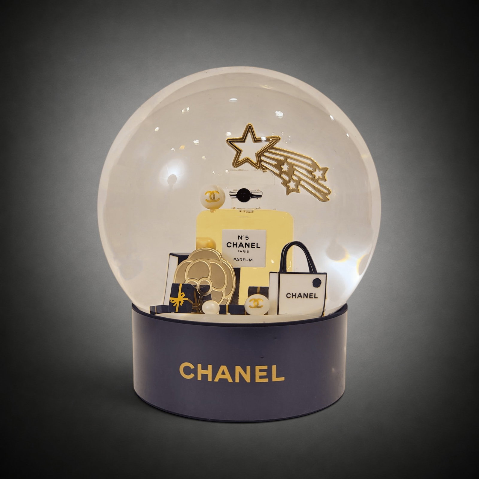 “WINTER CONSTELLATIONS?? SNOW GLOBE, CHANEL BEAUTÉ, 2025 – FRANCE: Year: 2025 - Country: France - Good condition considering its age and use - Dimensions: 12 x 8 x 8 cm. For the Christmas season, Chanel Beauté designs a new crystal ball each year as part of its VIP 