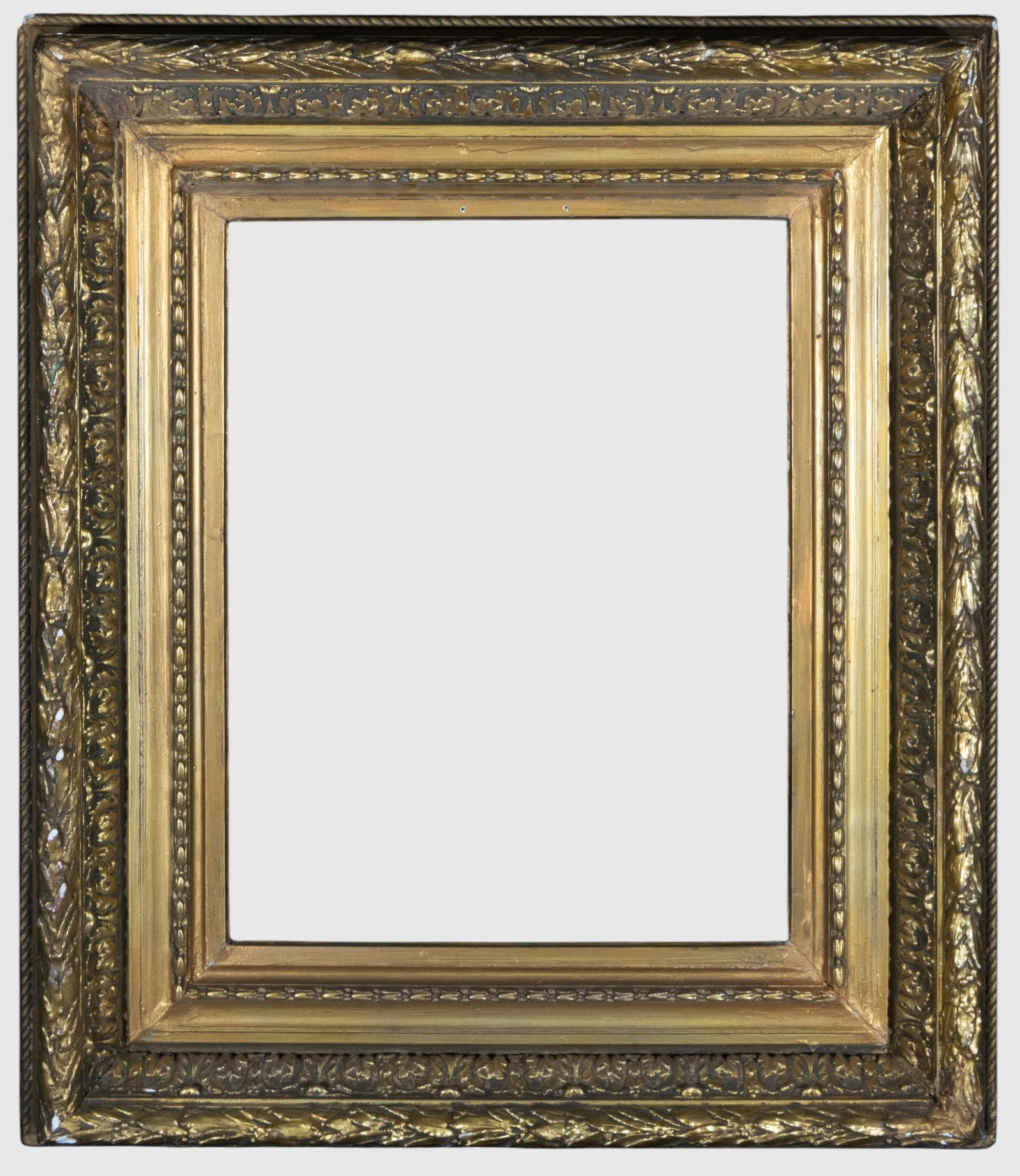 Gilded frame with vegetal decoration – 19th century: 19th-century gilt wooden frame. Dimensions: 48 × 37 cm. Stepped profile structure with rich ornamentation of plant motifs, leaves, and molded bands, as well as an inner border of egg-and-dart or bead