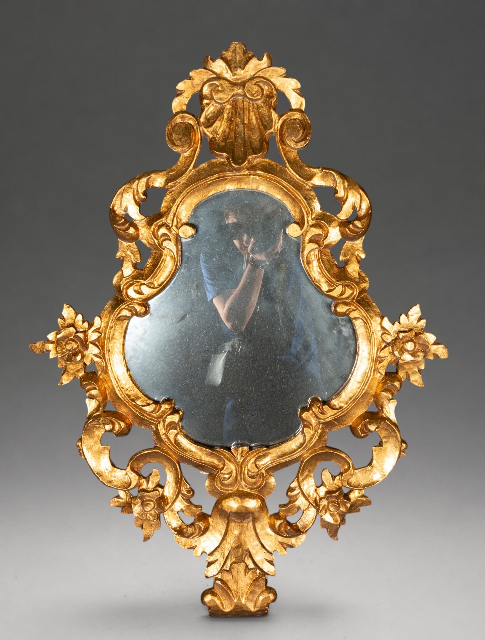 Carved and gilded wooden cornucopia – 20th century: Cornucopia with mirror and carved and gilded wooden frame. Overall dimensions: 95 × 72 cm. Sinuous profile surrounded by openwork decoration of scrolls, acanthus leaves, flowers, and scallop shells, 