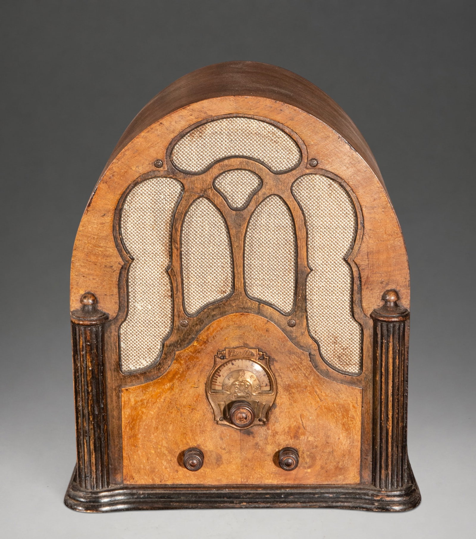Chapel radio in a wooden box – circa 1930 (1 of 4)