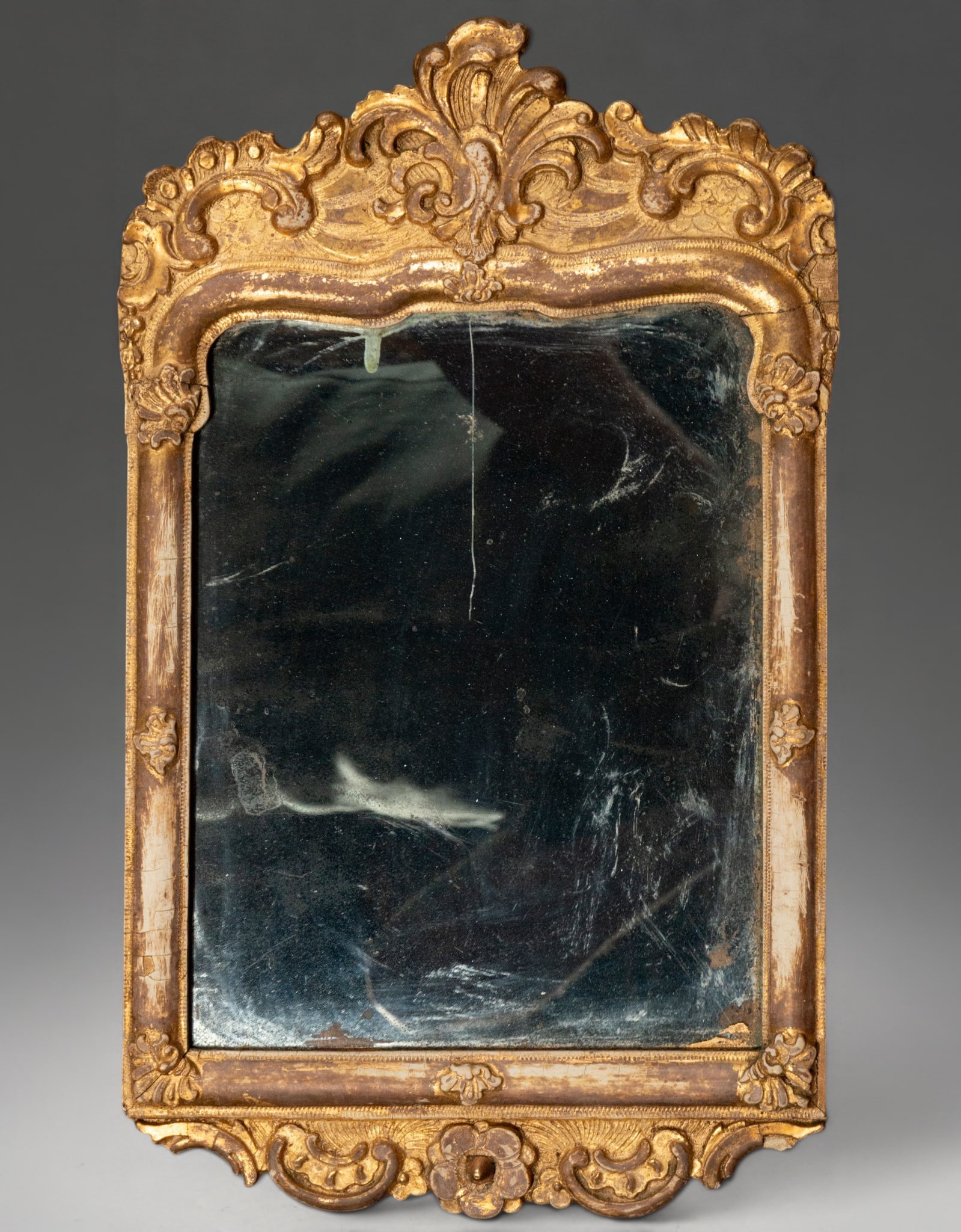 Carved and gilded wooden cornucopia, Rococo style – 19th century: Cornucopia with a carved and gilded wooden frame, featuring a sinuous profile and abundant decoration of rocaille, scrolls, and vegetal motifs, topped with an openwork crest. It retains an antique rec