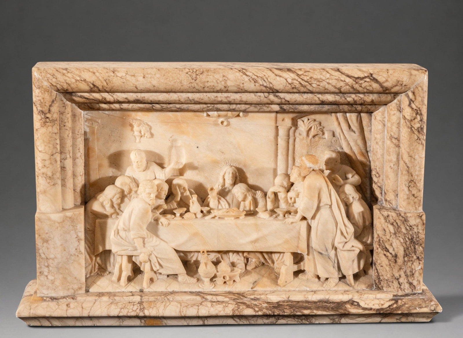 The Last Supper – Large Alabaster Relief – late 19th/early 20th century: Relief carved in alabaster, probably alabaster, depicting the Last Supper. The composition brings together Christ and the Apostles around a frontally positioned table, with abundant detail in faces, g