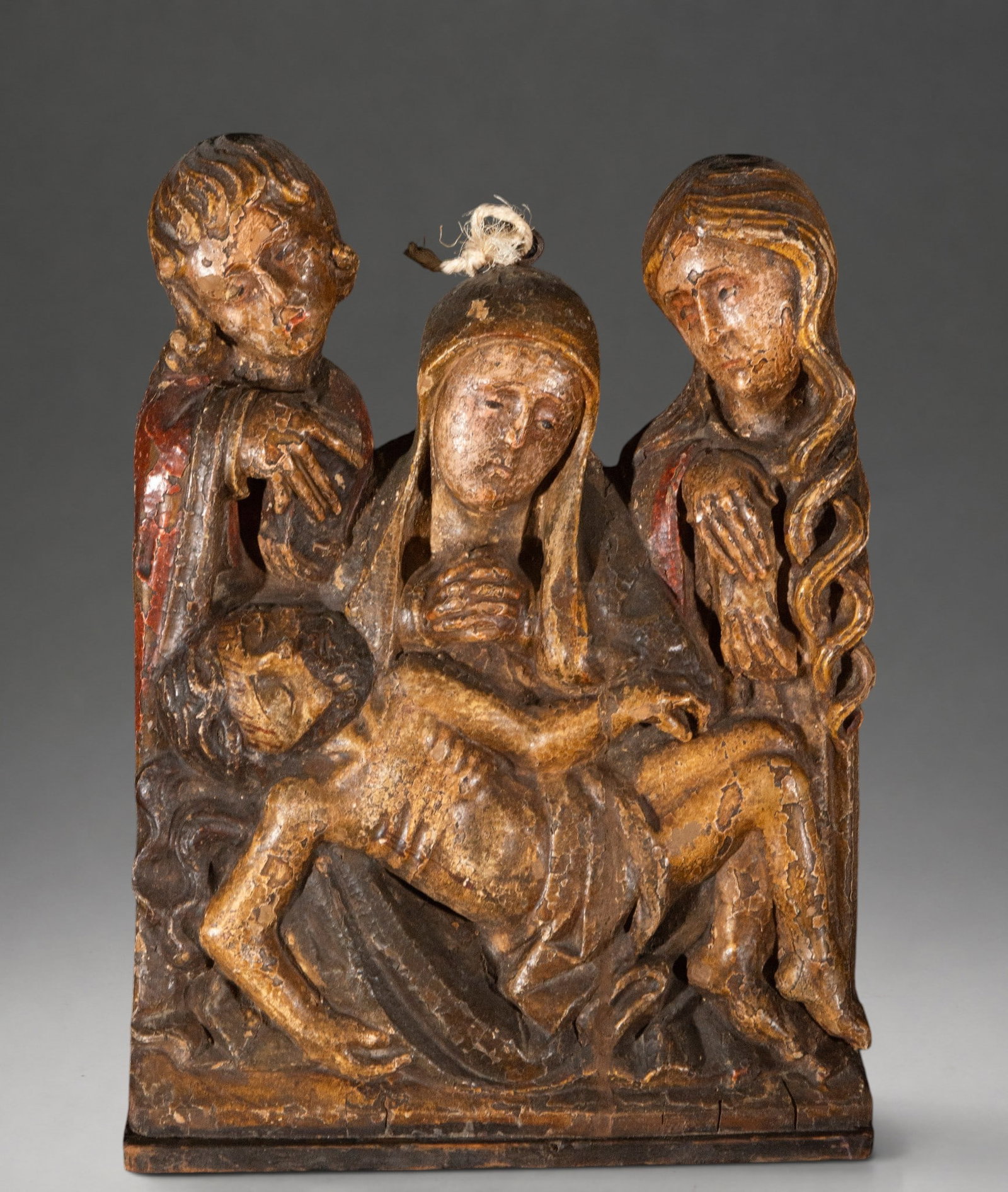 Exceptional Pietà in wood, Late Gothic Hispano-Flemish, from the end of the 15th century: Late 15th century, Northern Castile - Devotional sculpture group in carved and polychromed wood depicting the Lamentation over the Dead Christ. Christ lies diagonally on the lap of the central figure,