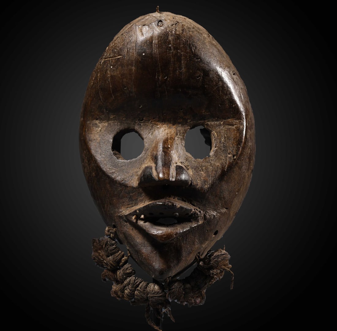 Exceptional Bearded Dan Mask - Ivory Coast - Early 20th Century: African Art - Tribal Art - 22.5 x 14 x 10 cm. Provenance: Important European private collection.