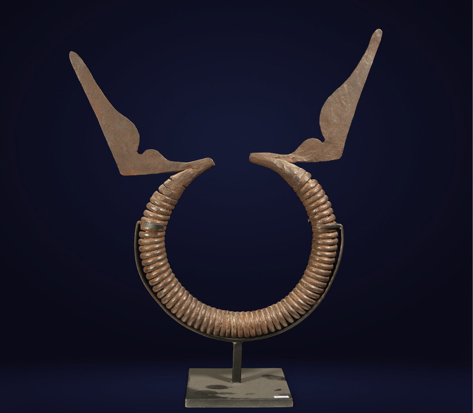 Large Mumuye 1 Coin with Base, 20th Century (early) - African Art - Tribal Art: 50 x 50 cm, coin only, with elegant steel base. Provenance: Important European private collection.