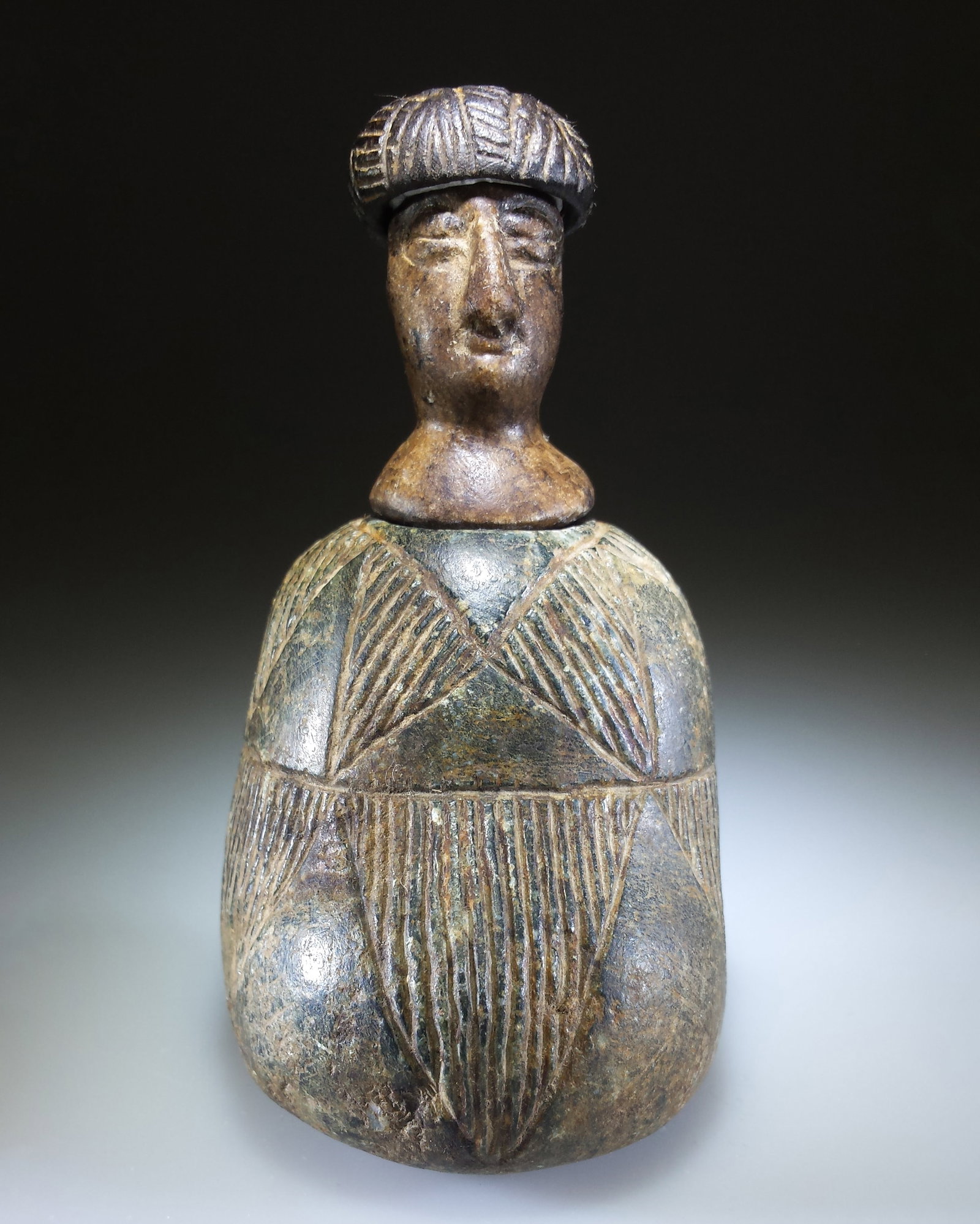 BACTRIA-MARGIAN CULTURE (BMAC or Oxus) (present-day Turkmenistan / Afghanistan) - Composite seated: Carved calcite, chlorite, and steatite. Dimensions: 8.5 x 4.5 x 4 cm. Weight: 185 g. Exceptional composite female figure belonging to the Bactrian-Margian civilization, also known as the Oxus civiliza