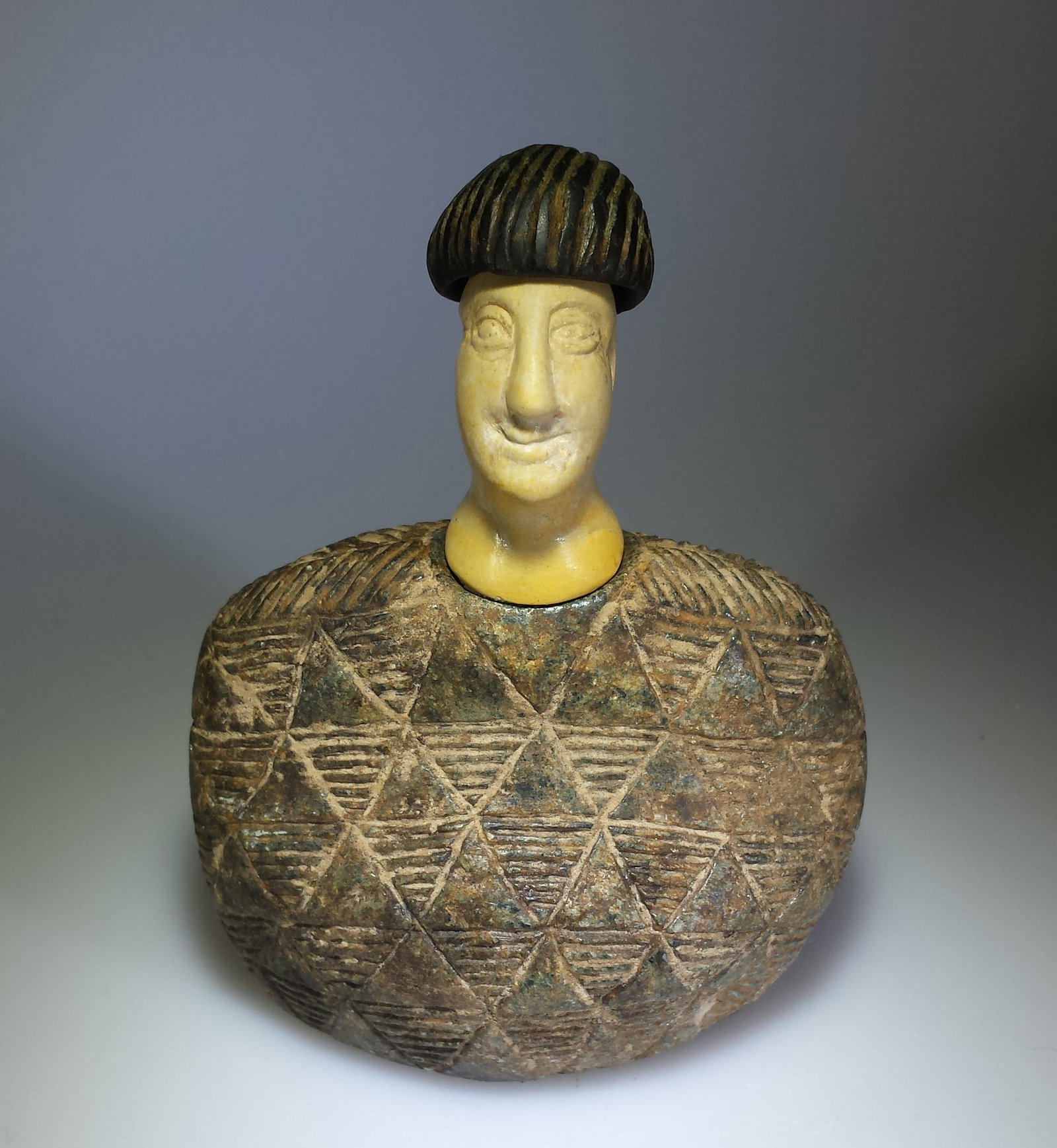 BACTRIA-MARGIAN CULTURE (BMAC or Oxus) (present-day Turkmenistan / Afghanistan) - Composite seated: Carved white calcite, chlorite, and steatite. Dimensions: 9.2 x 7.4 x 4 cm. Weight: 267 g. Exceptional composite female figure belonging to the Bactrian-Margian civilization, also known as the Oxus ci