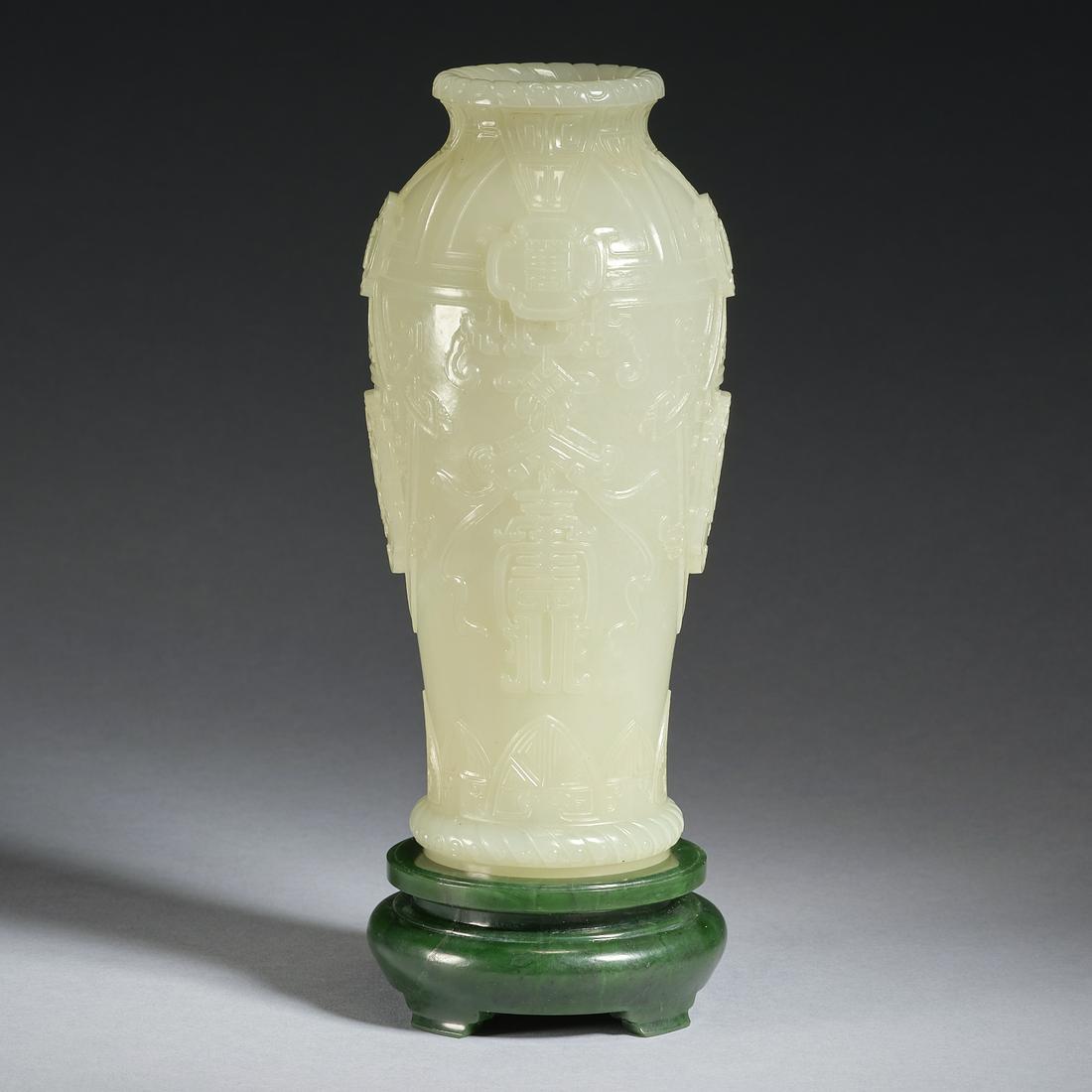 A jade vase with spinach-green jade stand,Qing dynasty (1 of 9)