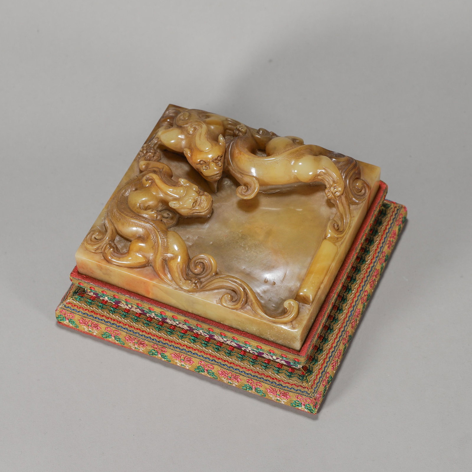 A chi dragon patterned tianhuang Shoushan soapstone inkstone (1 of 8)