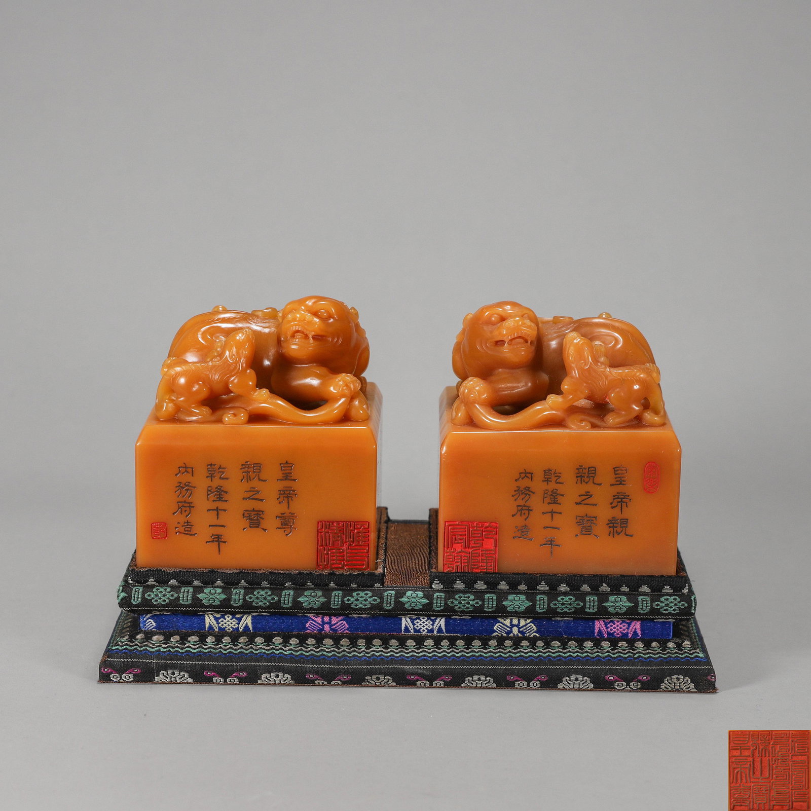 A pair of tianhuang Shoushan soapstone lion seals (1 of 11)