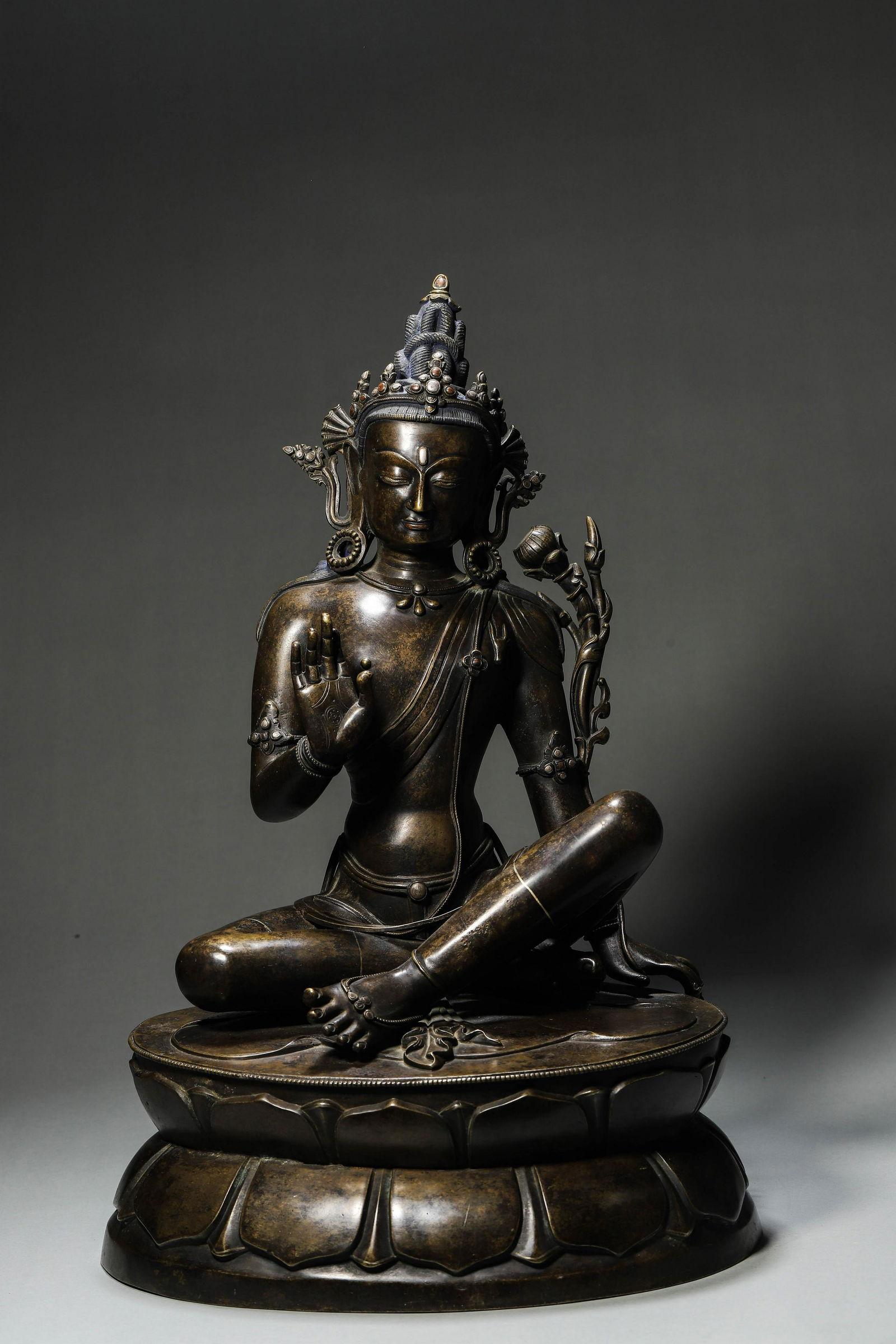 A silver-inlaid gilding copper Guanyin bodhisattva statue (1 of 16)