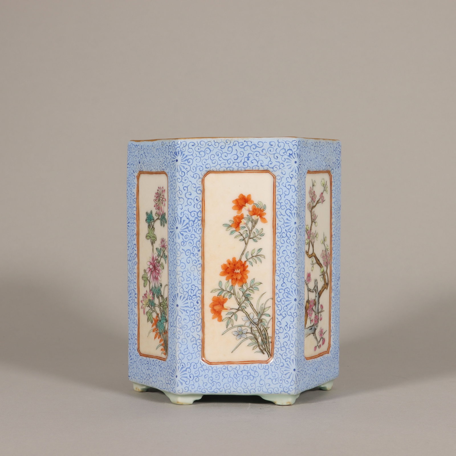 A famille rose flower porcelain hexagonal brush pot,Qing Dynasty,China: H:11.7cm
