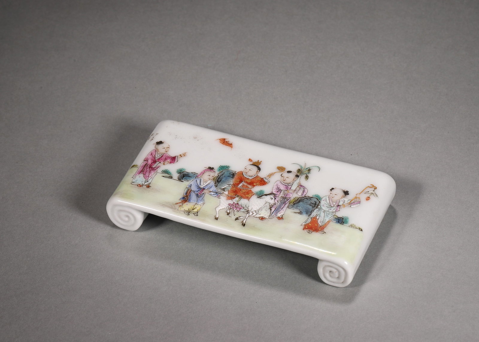 A famille rose figure porcelain ink stand,Qing Dynasty,China: L:10cm W:5cm