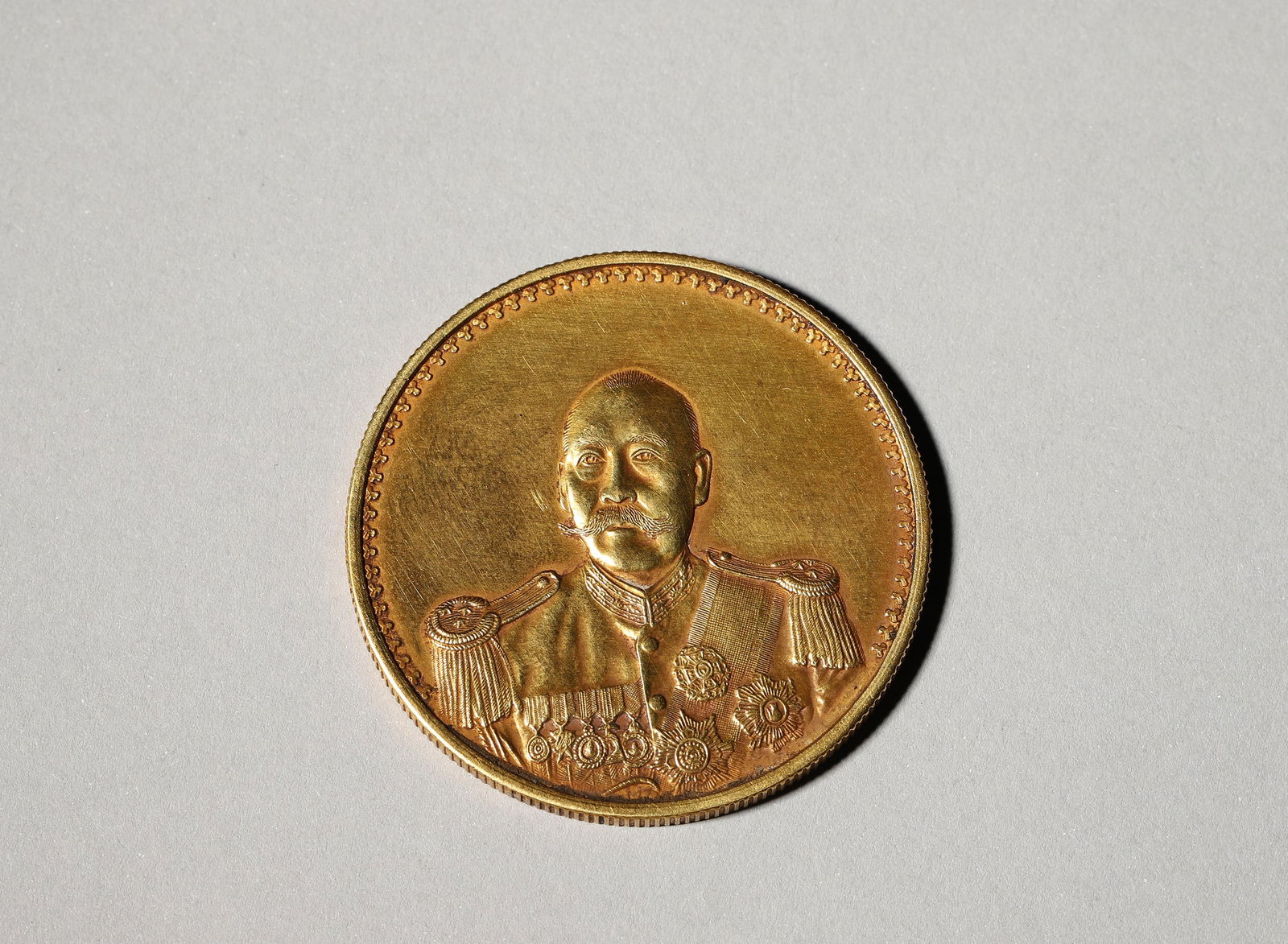 A figure patterned gold coin,The Republic of China: D:3.7cm Weight:37g