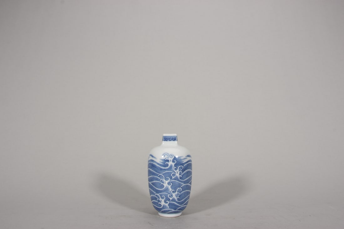 A blue and white sea wave patterned porcelain vase,Qing Dynasty,China (1 of 10)
