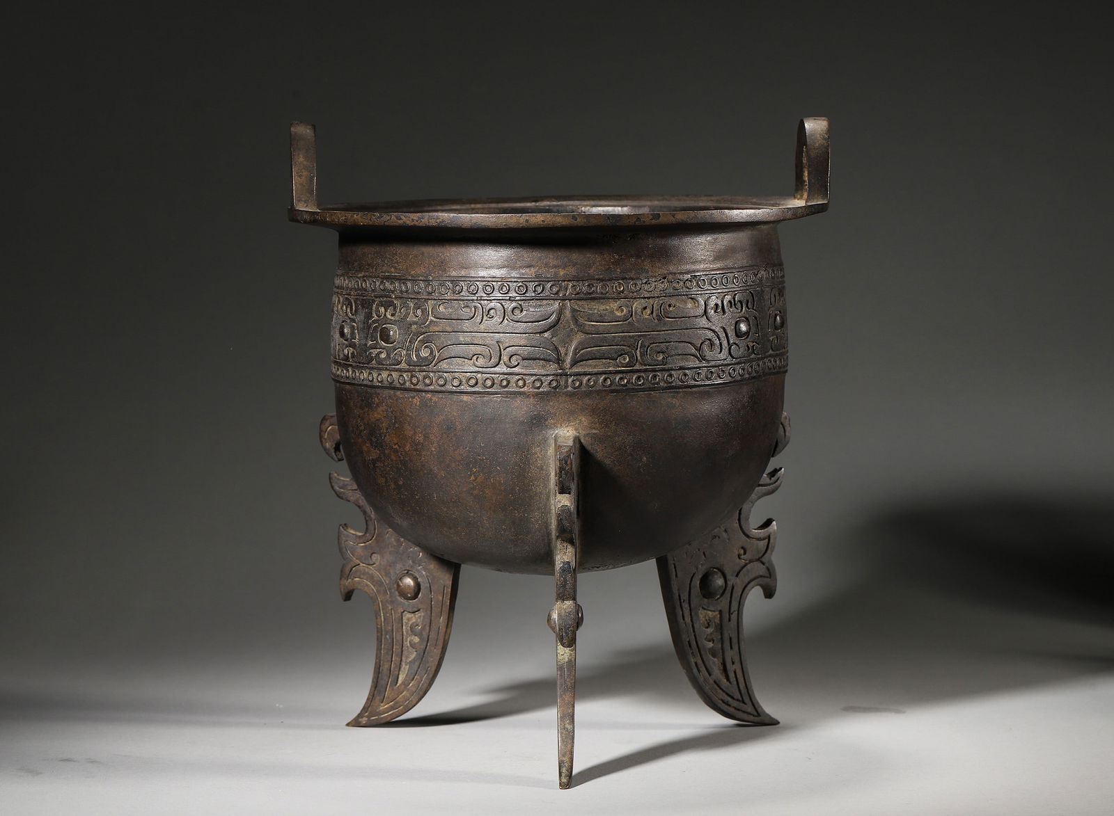 A Kui Dragon Pattern Copper Stove,Shang Dynasty,China (1 of 6)