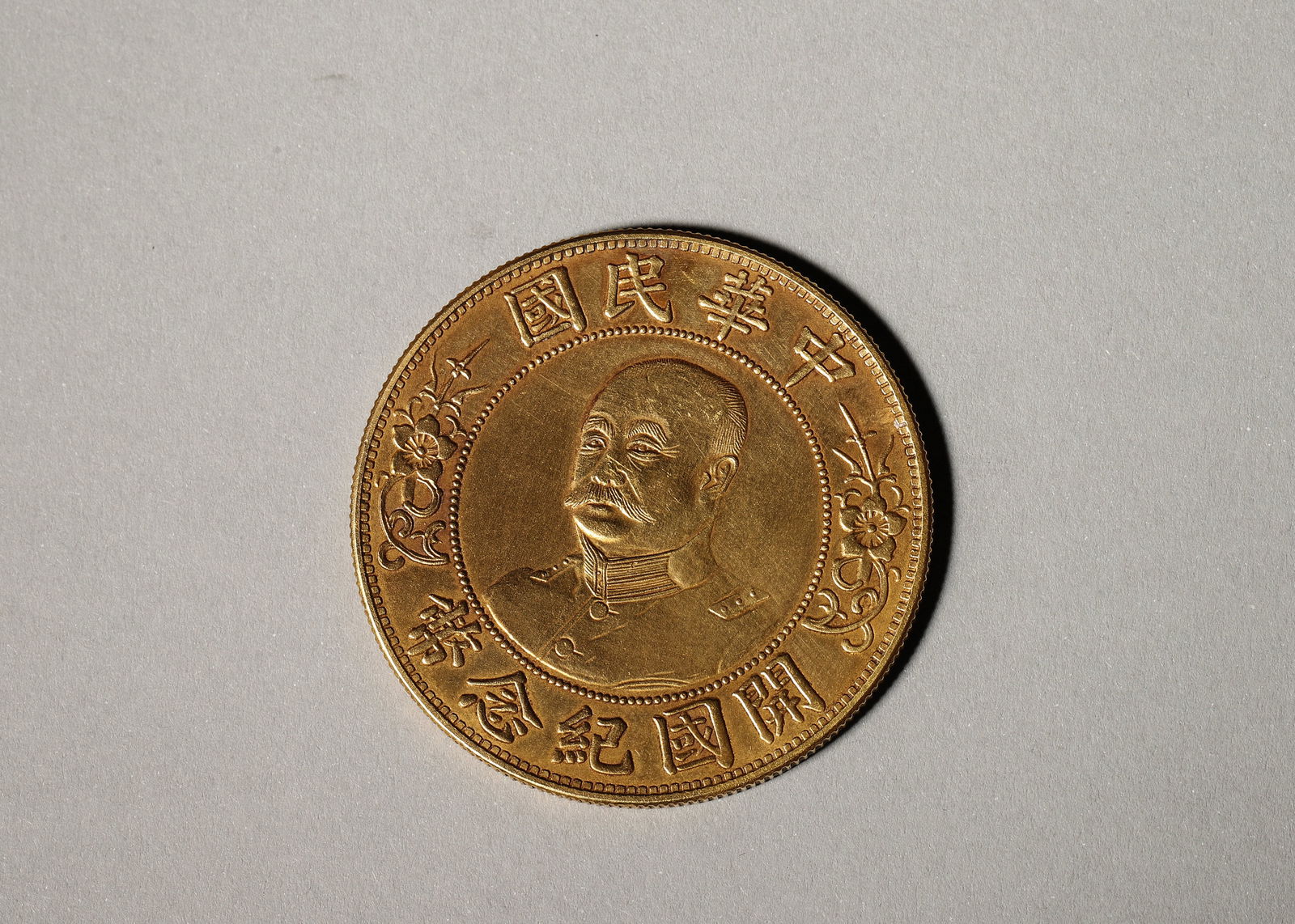 A figure patterned gold coin,The Republic of China: D:3.8cm,Weight:38g