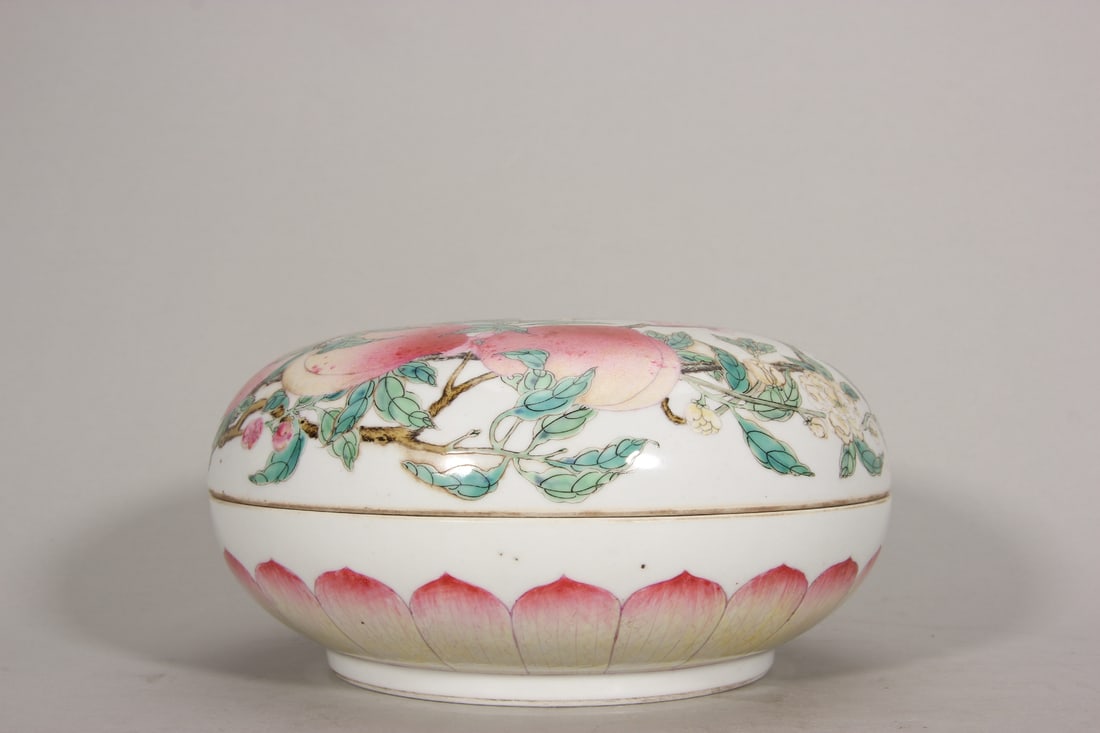 A famille rose peach porcelain box,The Yongzheng Emperor of Qing dynasty (1 of 9)