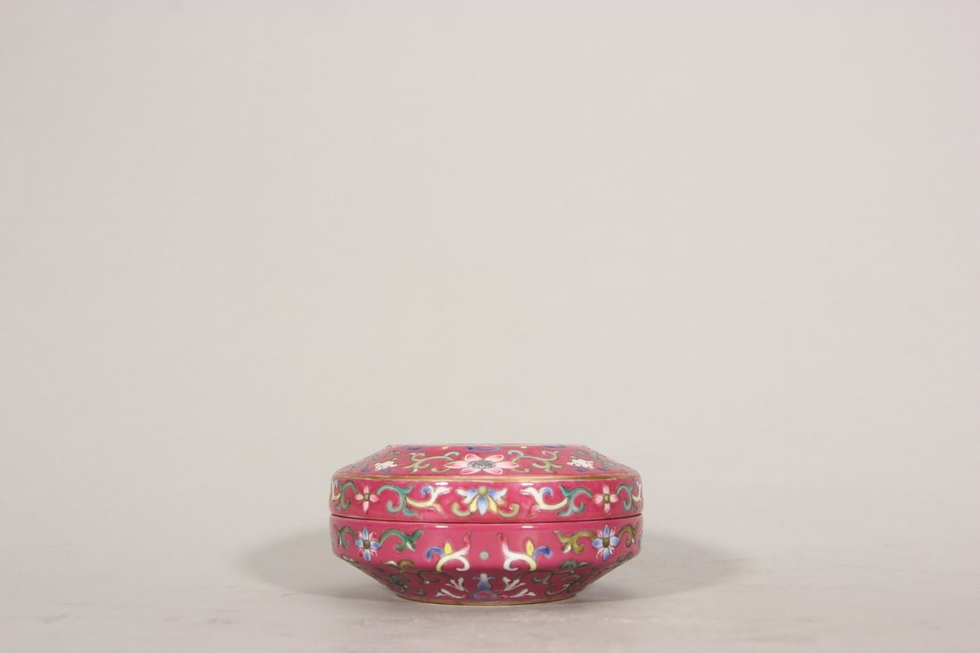 A pink ground flower porcelain inkpad box,Qing Dynasty,China: H:4cm