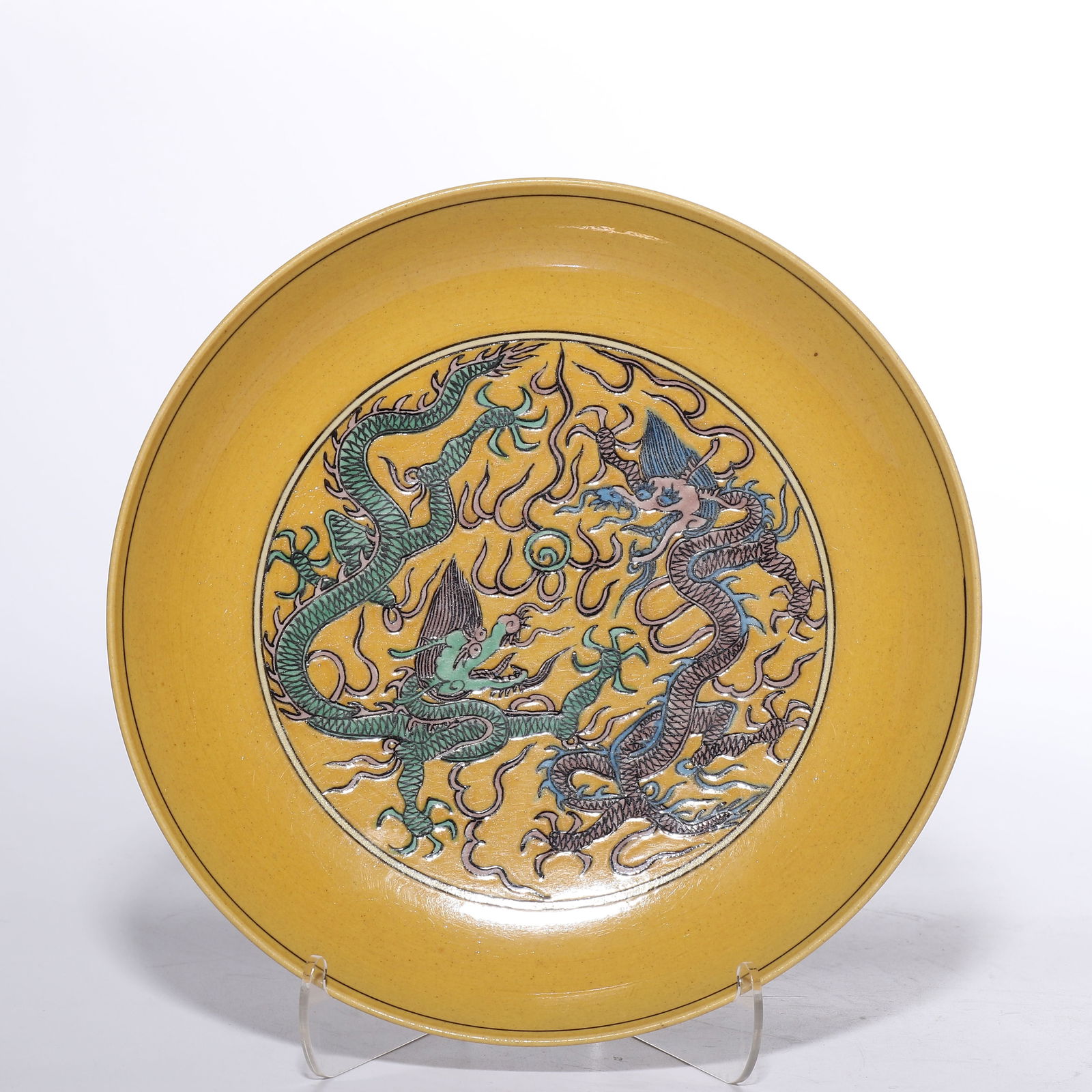 Ming Wanli yellow-ground three-color plate with double dragons playing with a pearl pattern.: H:4,5cm D:23.5cm
