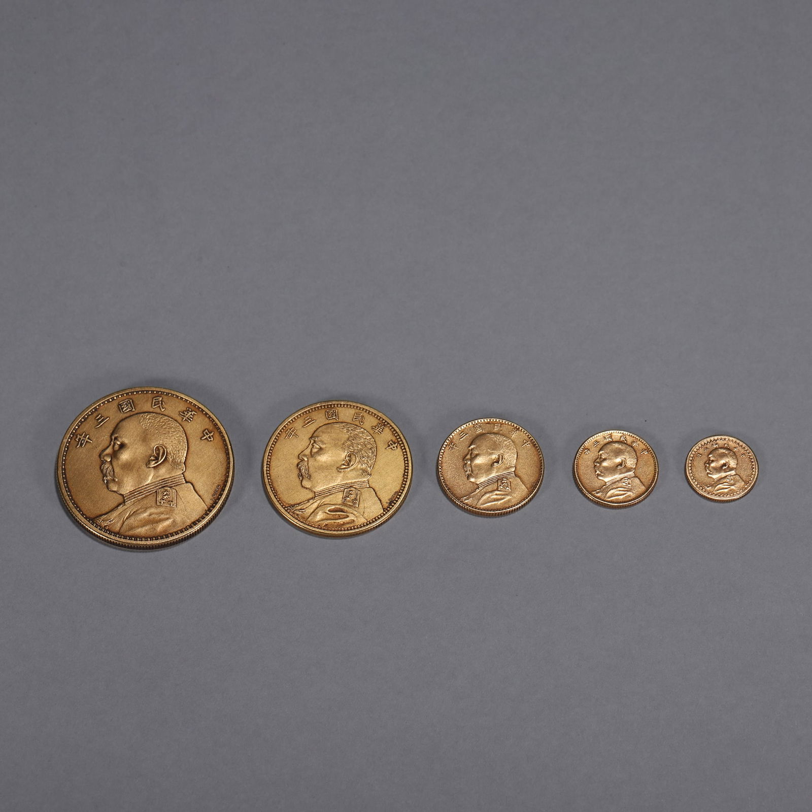 A set of 5 figure patterned gold coins,The Republic of China: D:3.8cm,1.1cm WT:71g