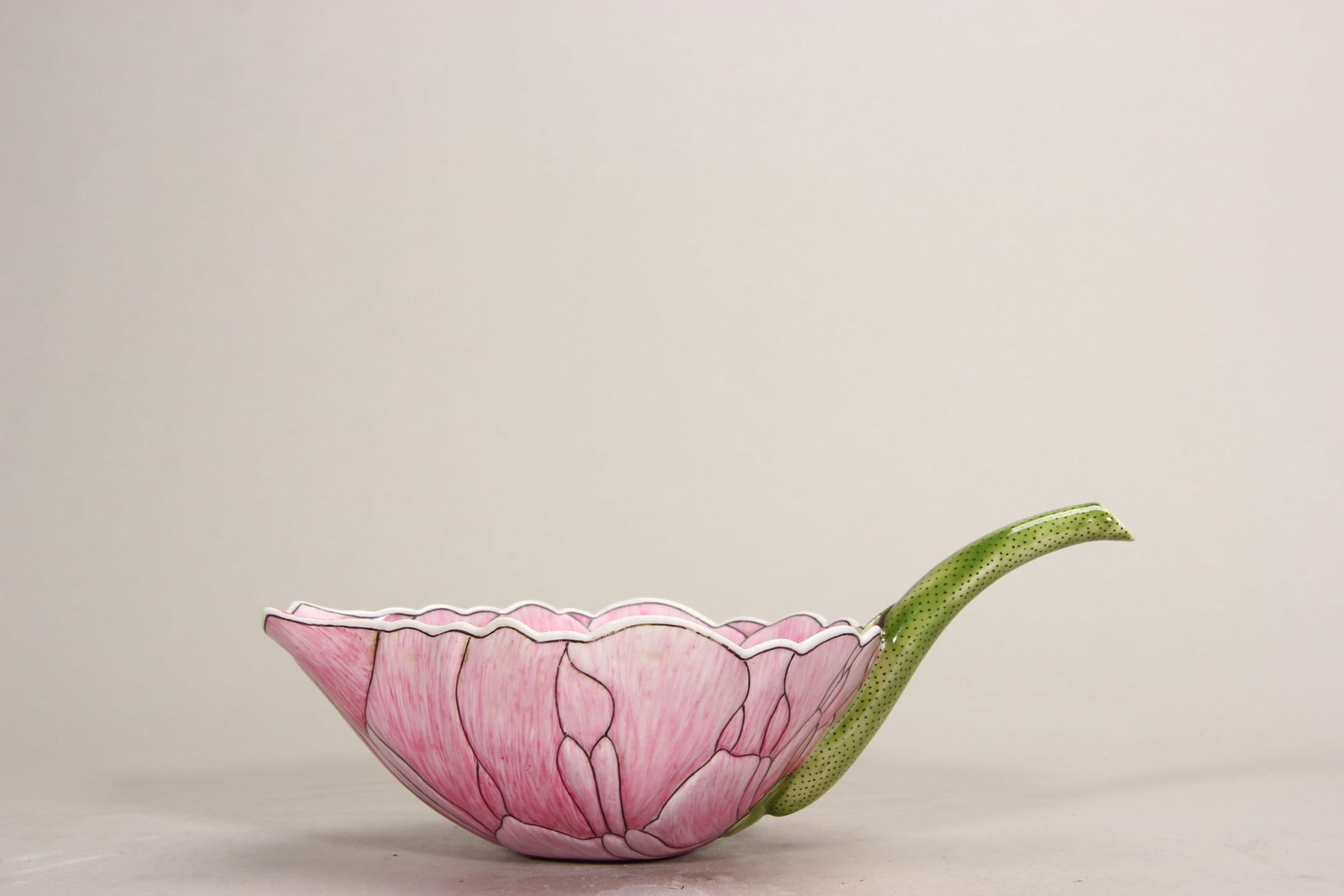 Qing Dynasty Famille rose "Lotus Leaf Qiucao" cup (1 of 10)