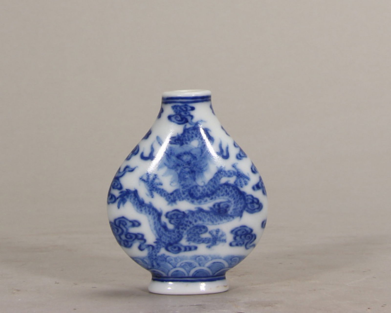 Qing Dynasty Qianlong period, Blue-and-white snuff bottle with sea wave and dragon patterns: H:5.7cm (2.24in)