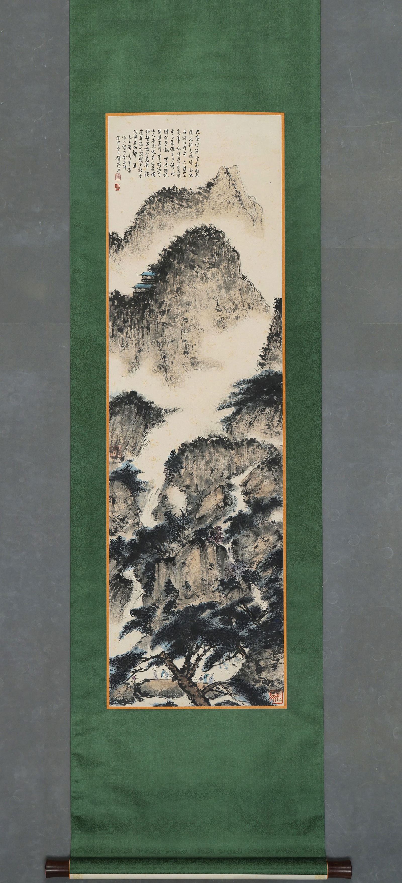 Fu Baoshi's "Viewing Waterfall in the Cloudy Mountains" Painting: painting core:123x37CM