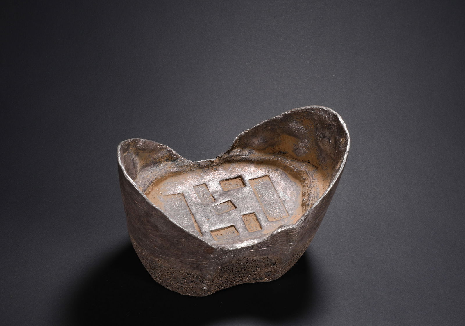 A 100-tael silver ingot from the Guangxu period of the Qing Dynasty in Shanghai: H9cmW13.8cmWeight:3660g