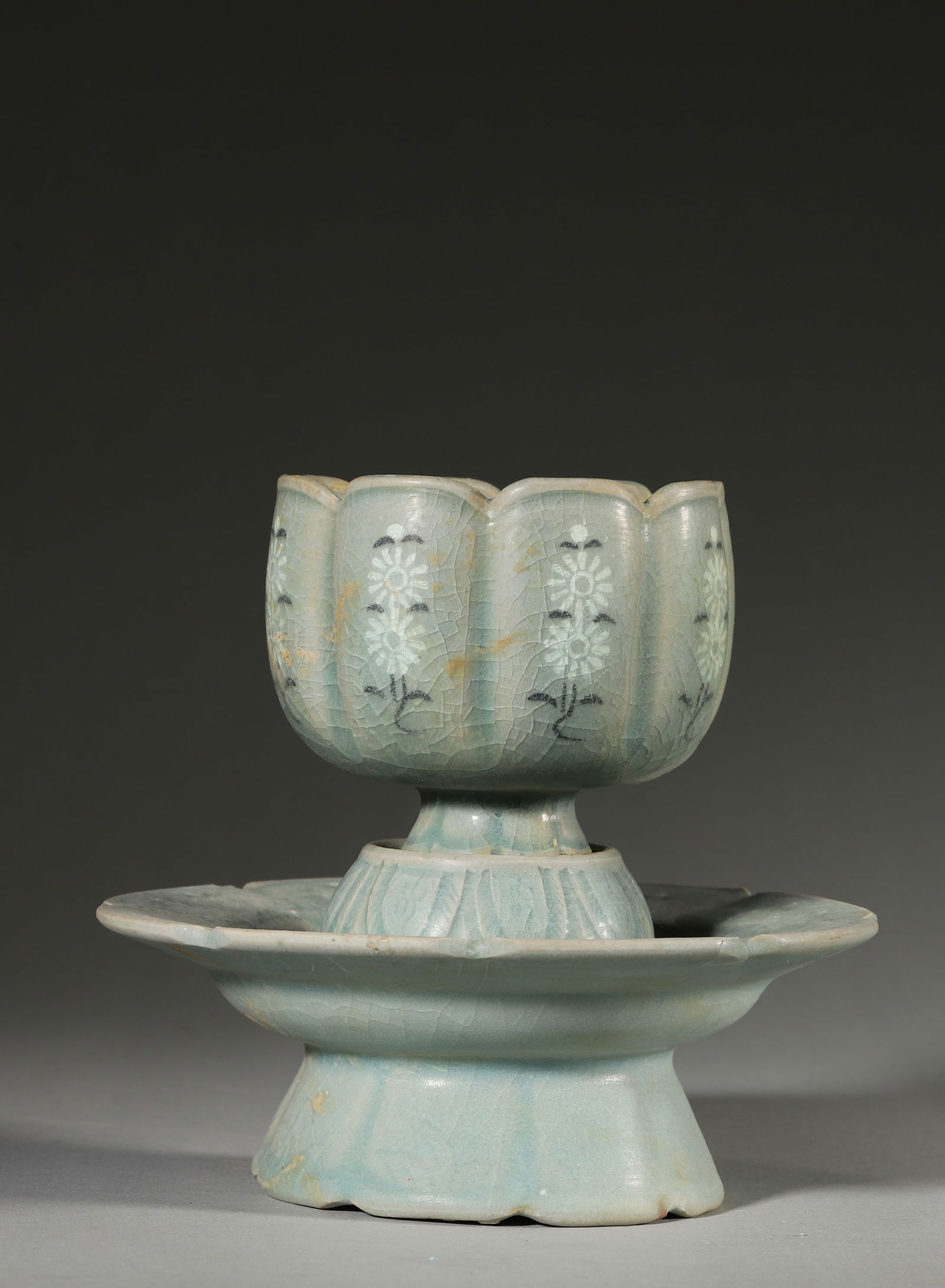 Goryeo Celadon Cup & Stand with Inlaid Floral Motifs (Lotus Petal Form): Dia: 14cm (5.51in), H: 14cm (5.51in)A Goryeo-period celadon cup and stand, shaped as lotus petals with inlaid floral patterns. It features glaze (verdant glaze) and natural crackle, embodying the icon